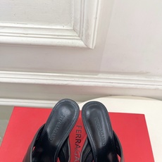 Ferragamo|菲拉格慕26𝐬𝐬2026春夏新品 经典大号G跟交叉带拖鞋 火爆上新! 这鞋绝对是 Ferragamo|菲拉格慕26𝐬𝐬2026春夏新品 经典大号G跟交叉带拖鞋 火爆上新! 这鞋绝对是