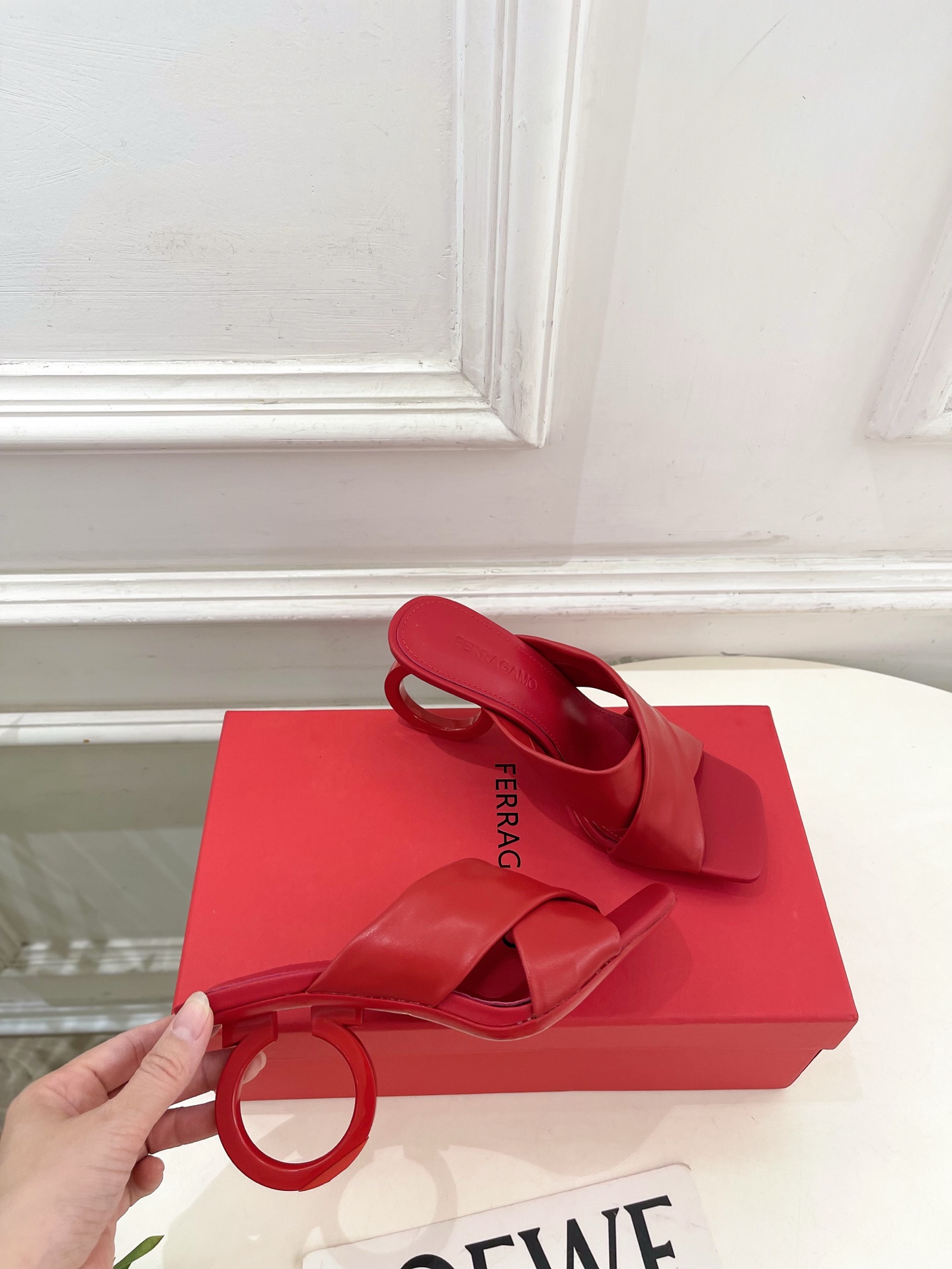 Ferragamo|菲拉格慕26𝐬𝐬2026春夏新品 经典大号G跟交叉带拖鞋 火爆上新! 这鞋绝对是 Ferragamo|菲拉格慕26𝐬𝐬2026春夏新品 经典大号G跟交叉带拖鞋 火爆上新! 这鞋绝对是