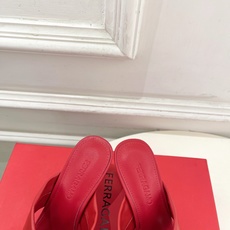 Ferragamo|菲拉格慕26𝐬𝐬2026春夏新品 经典大号G跟交叉带拖鞋 火爆上新! 这鞋绝对是 Ferragamo|菲拉格慕26𝐬𝐬2026春夏新品 经典大号G跟交叉带拖鞋 火爆上新! 这鞋绝对是
