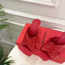 Ferragamo|菲拉格慕26𝐬𝐬2026春夏新品 经典大号G跟交叉带拖鞋 火爆上新! 这鞋绝对是 Ferragamo|菲拉格慕26𝐬𝐬2026春夏新品 经典大号G跟交叉带拖鞋 火爆上新! 这鞋绝对是