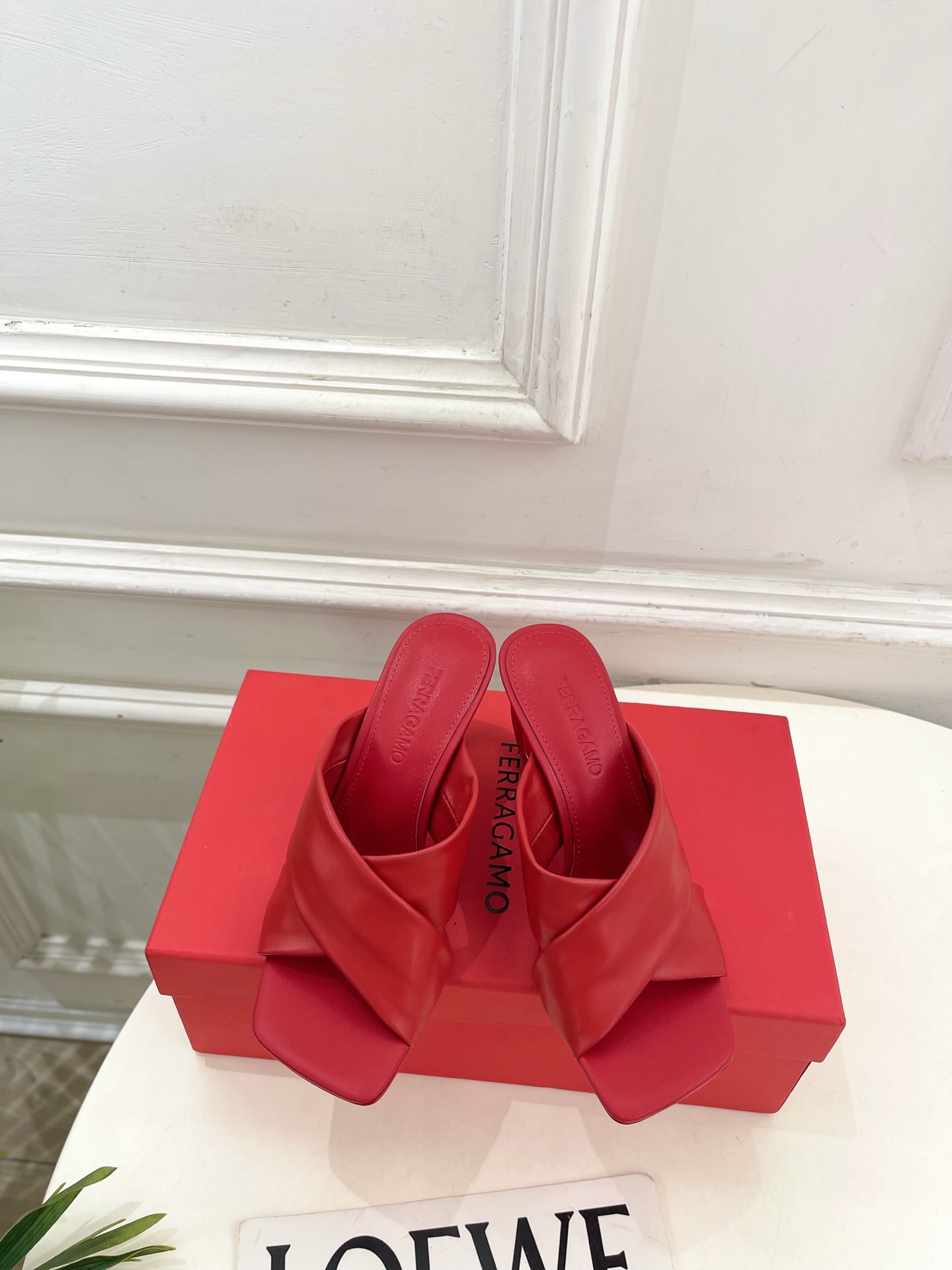 Ferragamo｜菲拉格慕26𝐬𝐬2026春夏新品  经典大号G跟交叉带拖鞋 火爆上新！  这鞋绝对是