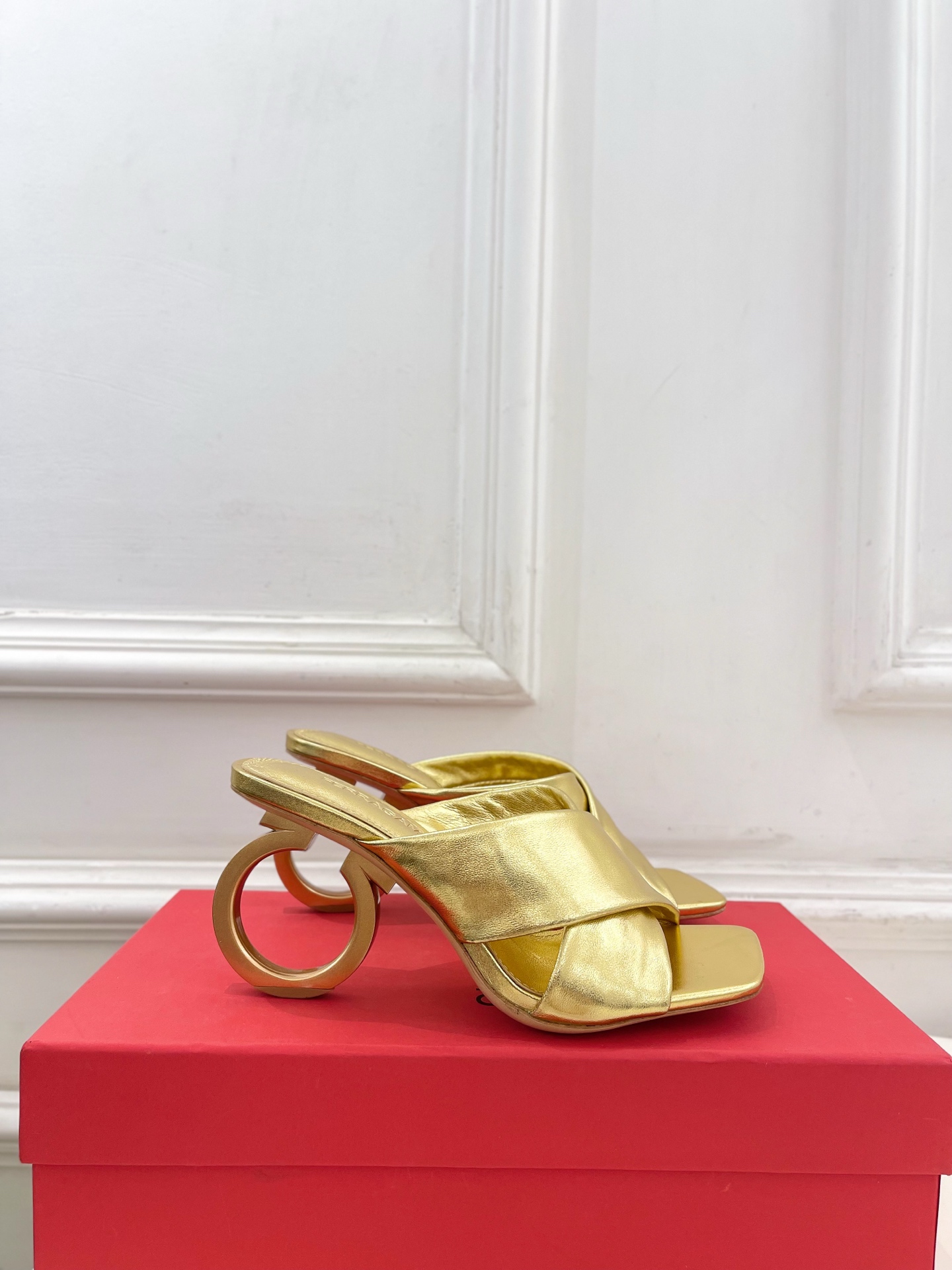 Ferragamo|菲拉格慕26𝐬𝐬2026春夏新品 经典大号G跟交叉带拖鞋 火爆上新! 这鞋绝对是 Ferragamo|菲拉格慕26𝐬𝐬2026春夏新品 经典大号G跟交叉带拖鞋 火爆上新! 这鞋绝对是