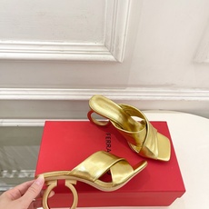 Ferragamo|菲拉格慕26𝐬𝐬2026春夏新品 经典大号G跟交叉带拖鞋 火爆上新! 这鞋绝对是 Ferragamo|菲拉格慕26𝐬𝐬2026春夏新品 经典大号G跟交叉带拖鞋 火爆上新! 这鞋绝对是