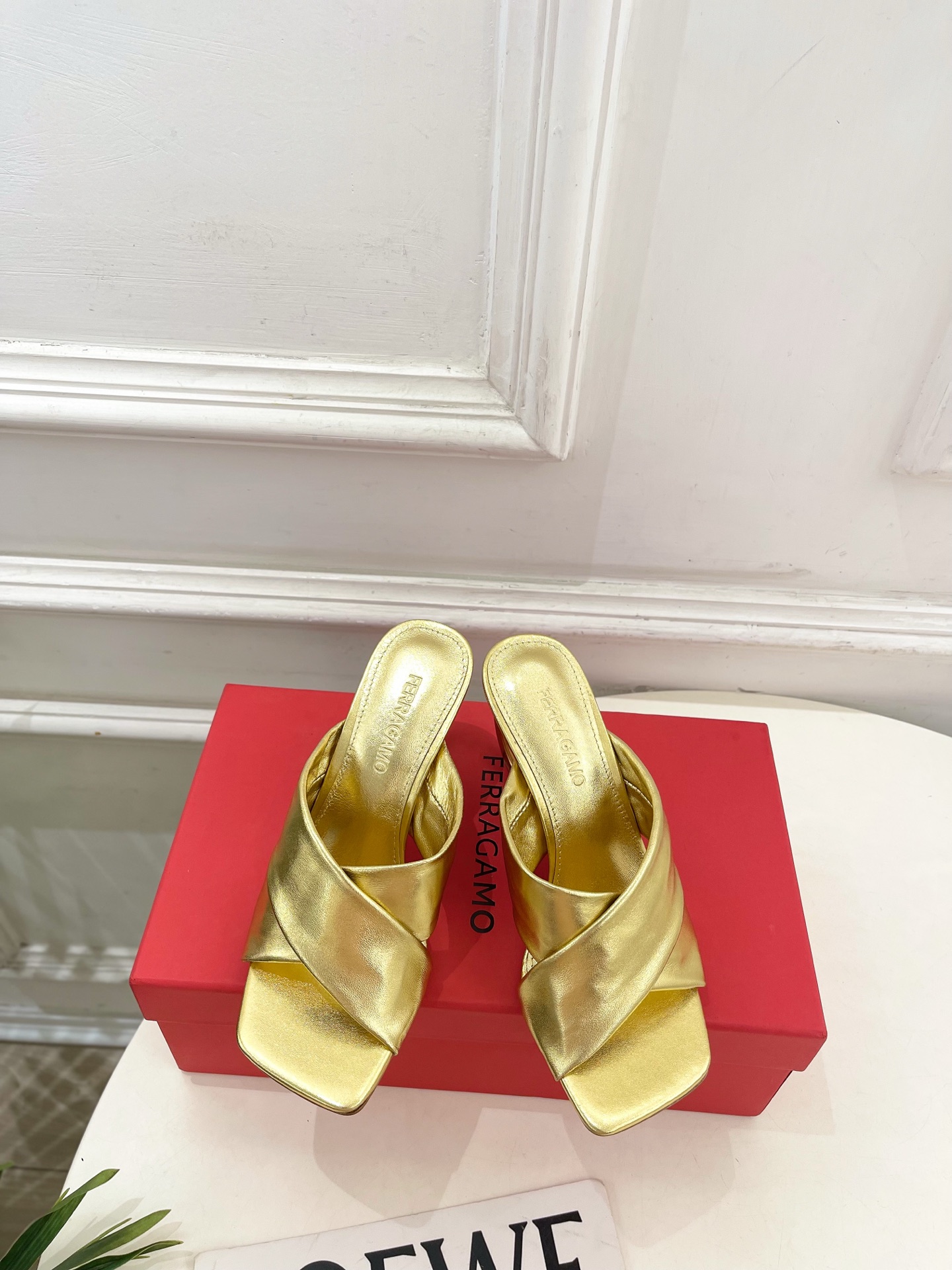 Ferragamo｜菲拉格慕26𝐬𝐬2026春夏新品  经典大号G跟交叉带拖鞋 火爆上新！  这鞋绝对是