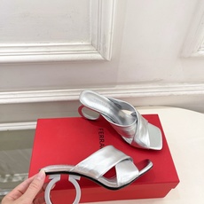 Ferragamo|菲拉格慕26𝐬𝐬2026春夏新品 经典大号G跟交叉带拖鞋 火爆上新! 这鞋绝对是 Ferragamo|菲拉格慕26𝐬𝐬2026春夏新品 经典大号G跟交叉带拖鞋 火爆上新! 这鞋绝对是