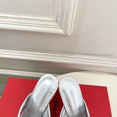Ferragamo|菲拉格慕26𝐬𝐬2026春夏新品 经典大号G跟交叉带拖鞋 火爆上新! 这鞋绝对是 Ferragamo|菲拉格慕26𝐬𝐬2026春夏新品 经典大号G跟交叉带拖鞋 火爆上新! 这鞋绝对是