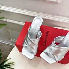 Ferragamo|菲拉格慕26𝐬𝐬2026春夏新品 经典大号G跟交叉带拖鞋 火爆上新! 这鞋绝对是 Ferragamo|菲拉格慕26𝐬𝐬2026春夏新品 经典大号G跟交叉带拖鞋 火爆上新! 这鞋绝对是