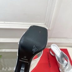 Ferragamo|菲拉格慕26𝐬𝐬2026春夏新品 经典大号G跟交叉带拖鞋 火爆上新! 这鞋绝对是 Ferragamo|菲拉格慕26𝐬𝐬2026春夏新品 经典大号G跟交叉带拖鞋 火爆上新! 这鞋绝对是