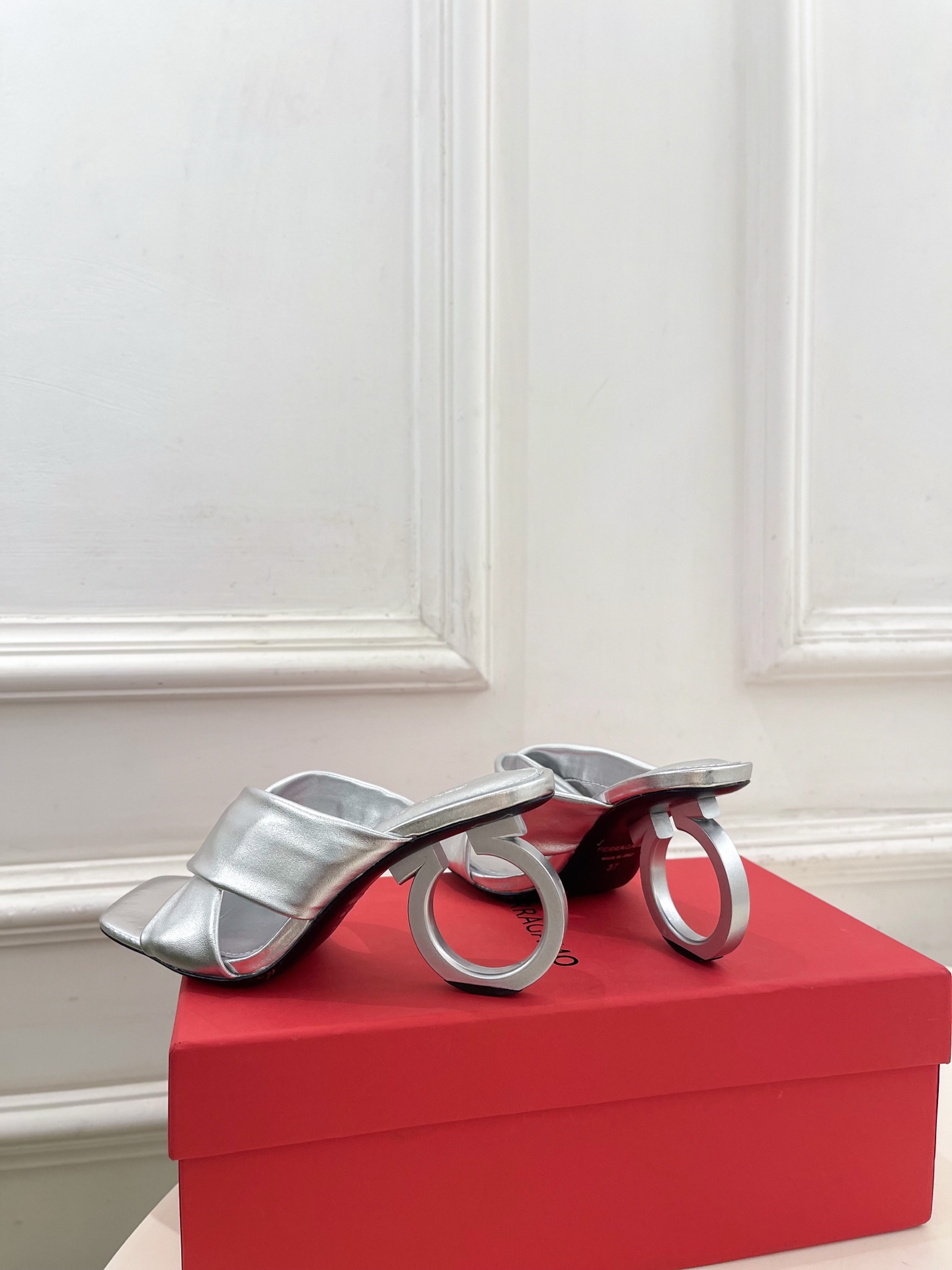 Ferragamo|菲拉格慕26𝐬𝐬2026春夏新品 经典大号G跟交叉带拖鞋 火爆上新! 这鞋绝对是 Ferragamo|菲拉格慕26𝐬𝐬2026春夏新品 经典大号G跟交叉带拖鞋 火爆上新! 这鞋绝对是