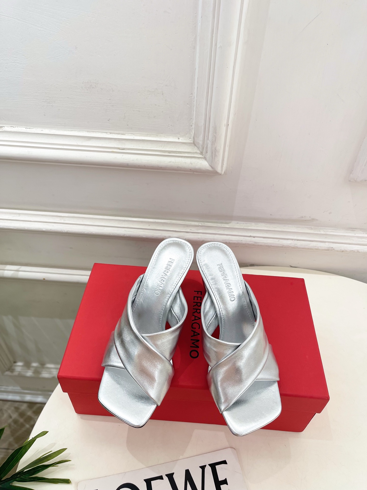 NO:758014,Ferragamo | Ferragamo 26 2026 Spring and Summer New Product Classic Large G Heel Cross-Strap Slippers Hot New Release!   This shoe is definitely a dark horse. It has great looks and is popular among internet celebrity bloggers. It makes the goddesses swoon. Top-notch craftsmanship creates exquisite quality. It is unbeatable and comfortable. It is definitely a love-at-first-sight style!  BS is fashionable and versatile, a must-have for everyone!  Fabric original custom calfskin lining mixed sheepskin sole original genuine leather outsole imported from Italy Heel height 8cm Size35-39 (40.41 customization not returnable), high heels slippers, ferragamo, ferragamo, high heels, slippers, cowhide, sheepskin, Leather soles19860909Ferragamo｜菲拉格慕26 2026春夏新品 经典大号G跟交叉带拖鞋 火爆上新！  这鞋绝对是黑马选手 颜值超高 网红博主火爆追捧 特让女神们心动 顶级工艺打造精品质感 无敌舒适 绝对是一见钟情款！BS时尚百搭,人手必备！ 面料原版定制小牛皮 内里混种羊皮里 鞋底原版意大利进口真皮大底 跟高8cm Size35-39（40.41定制不退换）,高跟鞋拖鞋,ferragamo,ferragamo,high heels,slippers,cowhide,sheepskin,Leather soles,Women's Shoes