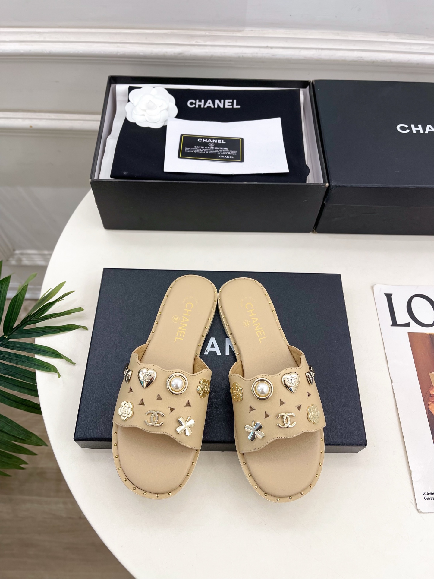 NO:757956,| Xiaoxiang 26 2026 spring and summer new product Xiaoxiang Double C hardware hollow flat slippers are new in the series. The absolute best in the BS fashion circle. The matching will interpret the meticulous, minimalist and never-fading classic elements, showing a unique dressing style that is too beautiful to say. A must-have in summer... ━━━━━ t ━━━━━  Original high-customized fabric for the upper, imported mixed sheepskin lining for the lining, original imported leather outsole for the sole, high flat heel, shoe size: 35-39 (customized at 40.41, non-refundable), slippers, slippers, sheepskin, Leather soles19860909| 小香 26 2026春夏新品 小香双C五金镂空平底拖鞋 系列上新 BS时尚圈的绝绝子 搭配将演绎着细致 极简 永不褪去的经典元素 展现与众不同的穿搭风格美到无话可说 夏季必入款…… ━━━━━ t ━━━━━  鞋面原版高定制面料 内里进口混种羊皮里 大底原版进口真皮大底 跟高平底 鞋码: 35-39（40.41定制不退换）,拖鞋,slippers,sheepskin,Leather soles,Women's Shoes