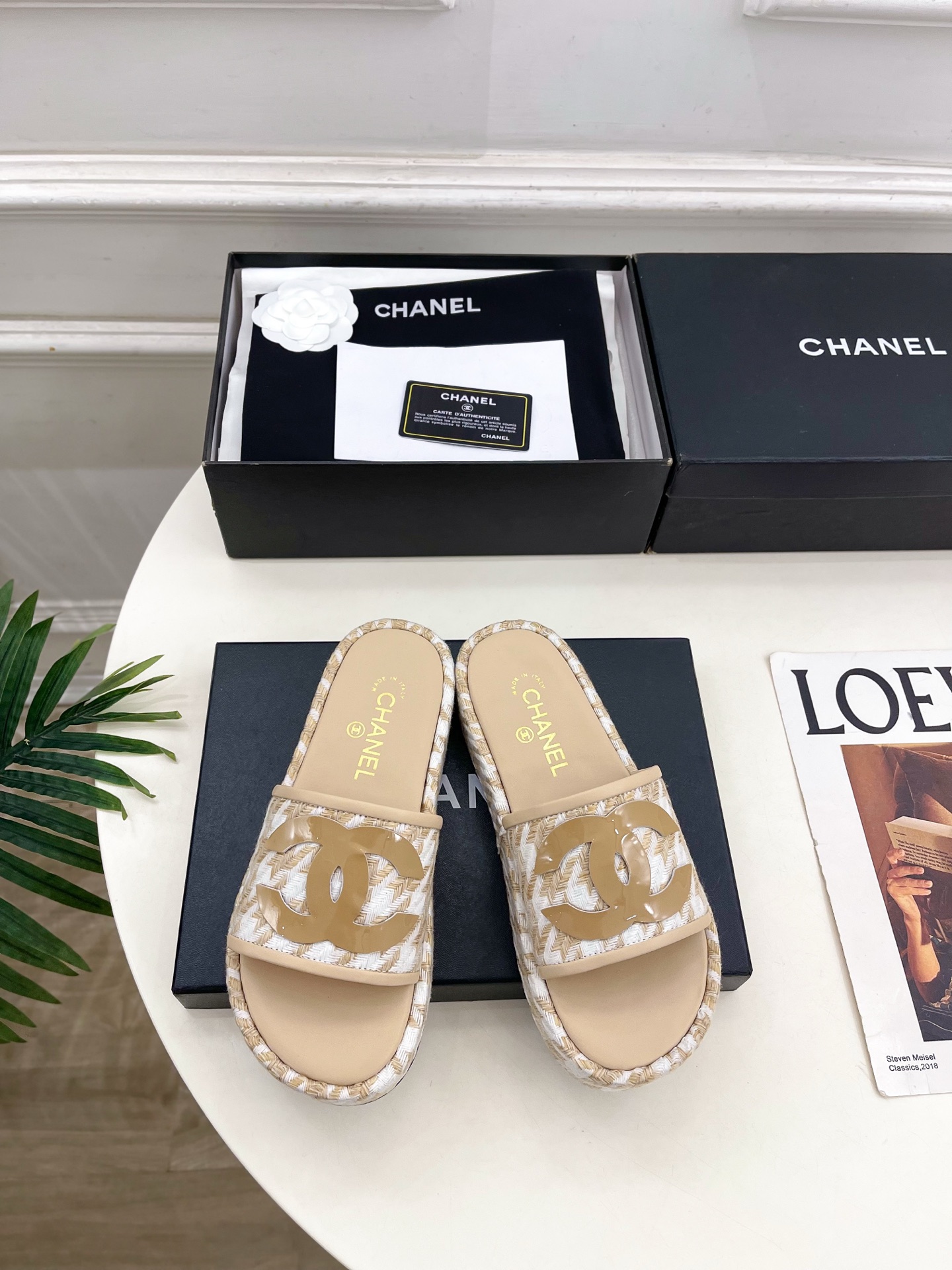 NO:757964,| Xiaoxiang 26 2026 Spring and Summer New Products Xiaoxiang Large Double C Houndstooth Flat Slippers are new in the series. The absolute gem in the BS fashion circle. The matching will interpret the meticulous, minimalist and classic elements that will never fade away. It will show a unique dressing style that is too beautiful to say. A must-have item for summer... ━━━━━t ━━━━━ Original high-customized fabric for the upper  Lined with imported mixed sheepskin, original molded outsole, custom-made non-slip outsole, heel height 3.5cm, shoe size: 35-39 (40.41 customized, non-returnable), slippers, slippers, sheepskin19860909| 小香 26 2026春夏新品 小香大双C千鸟格平底拖鞋 系列上新 BS时尚圈的绝绝子 搭配将演绎着细致 极简 永不褪去的经典元素 展现与众不同的穿搭风格美到无话可说 夏季必入款…… ━━━━━ t ━━━━━  鞋面原版高定制面料 内里进口混种羊皮里 大底原版开模定制防滑大底 跟高3.5cm 鞋码: 35-39（40.41定制不退换）,拖鞋,slippers,sheepskin,Women's Shoes