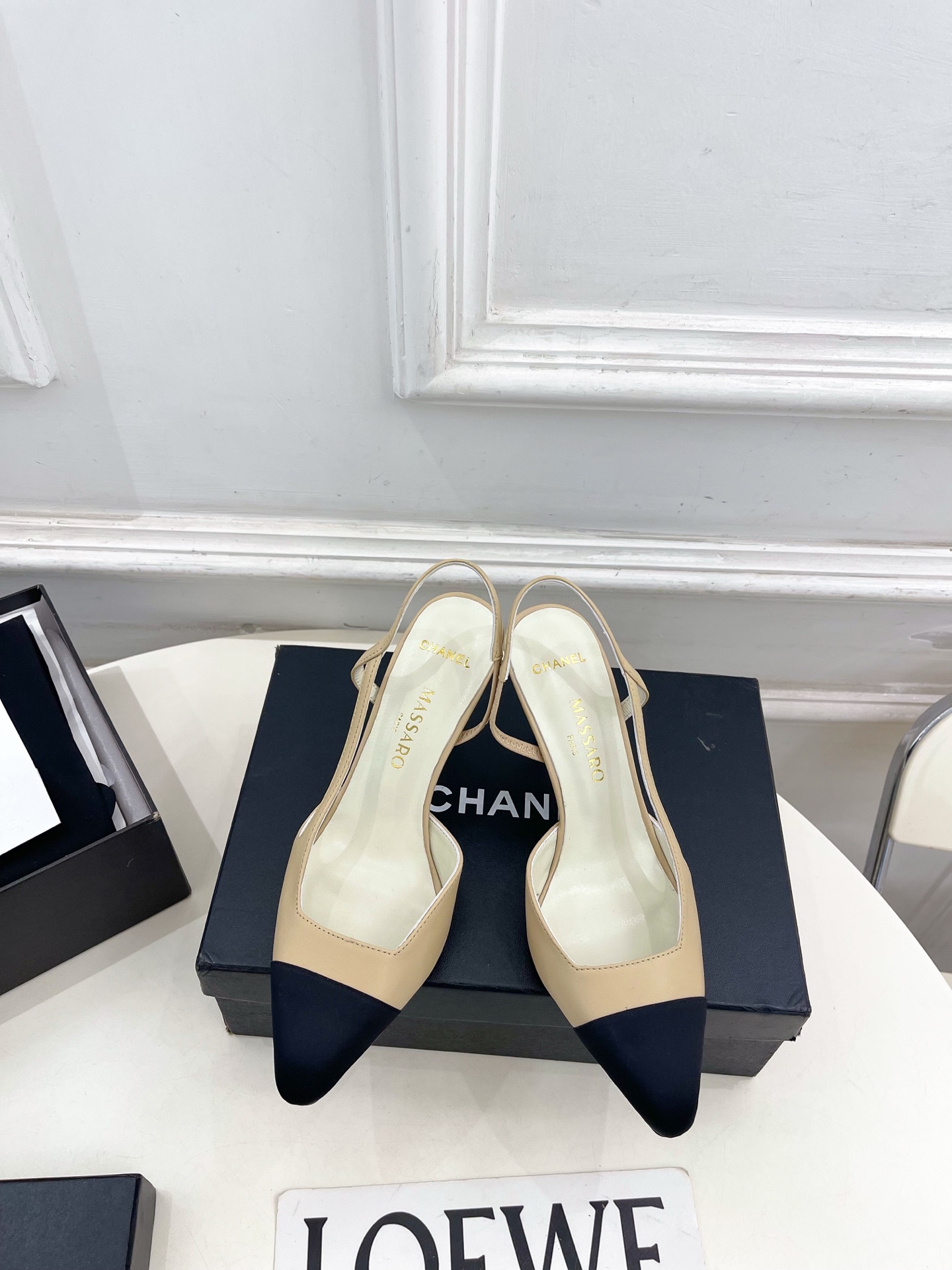 NO:757945,| Xiaoxiang 26 2026 Spring and Summer New Products Xiaoxiang Double C color-blocked pointed toe high-heeled cool series is new. The absolute best in the BS fashion circle. The matching will interpret the meticulous, minimalist and classic elements that will never fade away. Showing a unique dressing style that is too beautiful to say. A must-have item for summer... ━━━━━ t ━━━━━ Original high-customized lambskin upper  Lining imported mixed sheepskin, outsole original imported genuine leather outsole, heel height 8.5cm, shoe size: 35-39 (40.41 customized, non-refundable), high heels, sandals, high heels, sheepskin, Leather soles19860909| 小香 26 2026春夏新品 小香双C拼色尖头高跟凉 系列上新 BS时尚圈的绝绝子 搭配将演绎着细致 极简 永不褪去的经典元素 展现与众不同的穿搭风格美到无话可说 夏季必入款…… ━━━━━ t ━━━━━  鞋面原版高定制小羊皮 内里进口混种羊皮里 大底原版进口真皮大底 跟高8.5cm 鞋码: 35-39（40.41定制不退换）,高跟鞋凉鞋,sandals,high heels,sheepskin,Leather soles,Women's Shoes