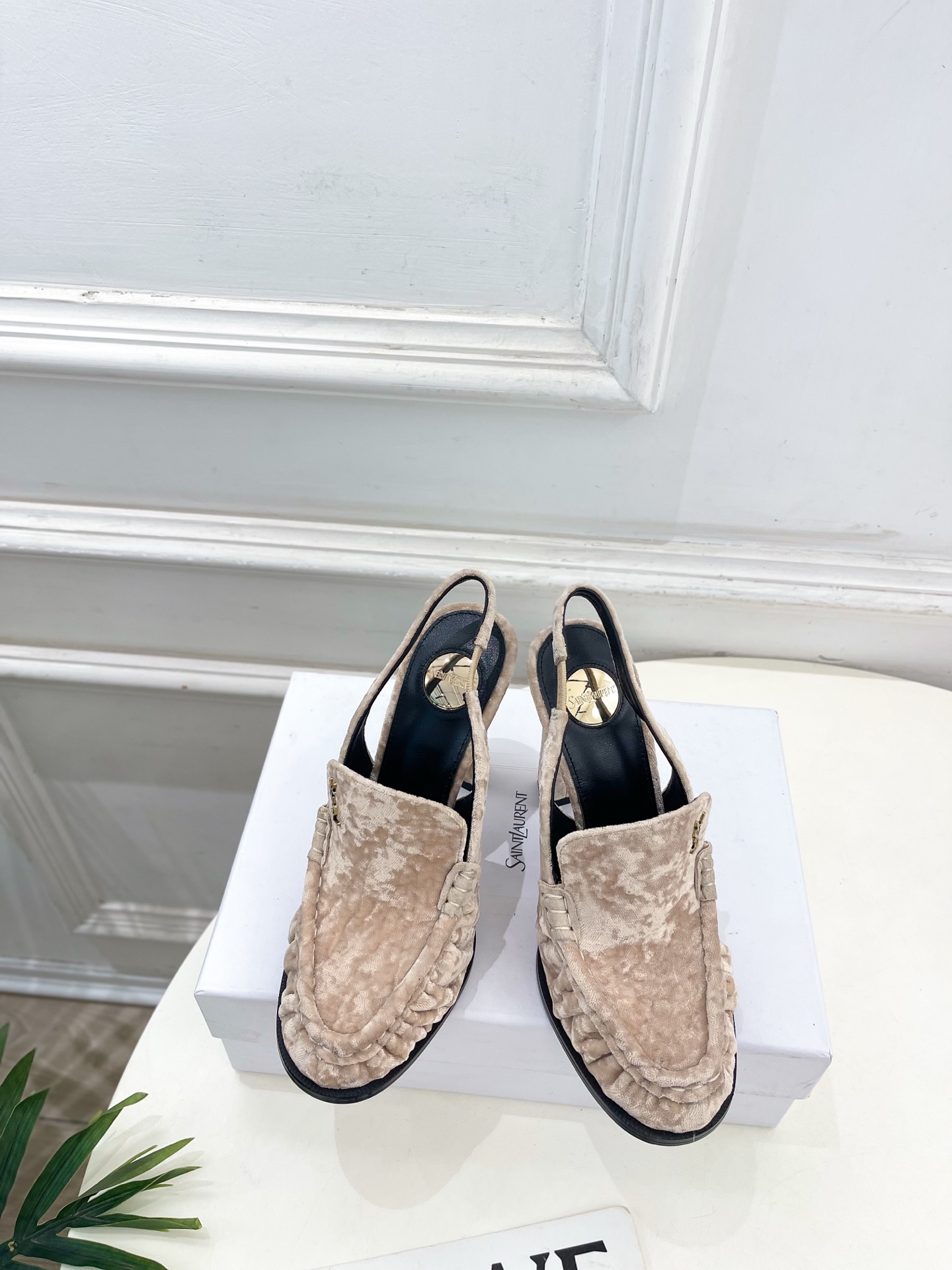 NO:757977,SAIN*LAURENT 26 2026 spring and summer new product YSL pleated Loaf back empty high-heeled sandals are new —————————————— The top version of YSL’s super beautiful model is first released in a new interpretation!  Minimalist style, super flattering leg design, BS retro fashion style, looks good with any combination!  Highly customized uppers imported velvet lining imported goatskin lining Italian genuine leather outsole Heel height 10.5cm Size 35-39 (40.41 can be customized) Price, high heels sandals, saint laurent, saint laurent, saint laurent, loafers, sandals, high heels, sheepskin, Leather soles19860909SAIN*LAURENT 圣罗兰 26 2026春夏新品 YSL褶皱乐福后空高跟凉鞋 上新 —————————————— 顶级版YSL超美的一款 以全新的诠释方式首发！极简主义风格 设计超级修饰腿型 BS复古时髦风格随意搭配都好看！ 鞋面高定制进口丝绒 内里进口山羊皮里 大底意大利真皮大底 跟高10.5cm 码数35-39（40.41可定做） 价格,高跟鞋凉鞋,saint laurent,saint laurent,saint laurent,loafers,sandals,high heels,sheepskin,Leather soles,Women's Shoes