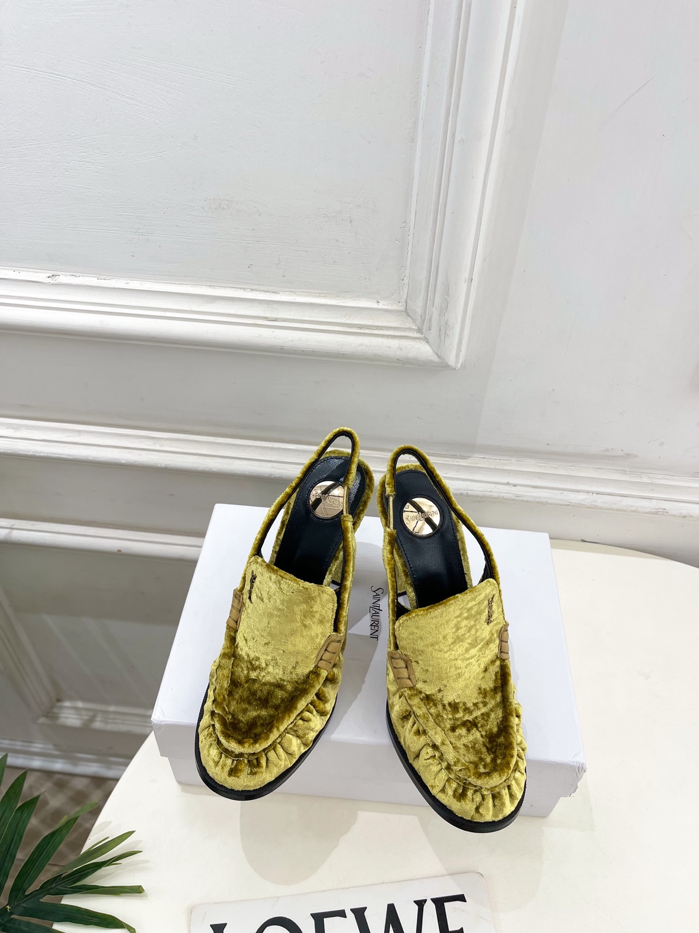 NO:757991,SAIN*LAURENT 26 2026 spring and summer new product YSL pleated Loaf back empty high-heeled sandals are new —————————————— The top version of YSL’s super beautiful model is first released in a new interpretation!  Minimalist style, super flattering leg design, BS retro fashion style, looks good with any combination!  Highly customized upper, imported velvet/cowhide/lining, imported goatskin, outsole, genuine Italian leather, heel height 10.5cm, size 35-39 (40.41 can be customized), price, high heels sandals, saint laurent, saint laurent, saint laurent, loafers, sandals, high heels, cowhide, sheepskin, Leather soles19860909SAIN*LAURENT 圣罗兰 26 2026春夏新品 YSL褶皱乐福后空高跟凉鞋 上新 —————————————— 顶级版YSL超美的一款 以全新的诠释方式首发！极简主义风格 设计超级修饰腿型 BS复古时髦风格随意搭配都好看！ 鞋面高定制进口丝绒/牛皮/ 内里进口山羊皮里 大底意大利真皮大底 跟高10.5cm 码数35-39（40.41可定做） 价格,高跟鞋凉鞋,saint laurent,saint laurent,saint laurent,loafers,sandals,high heels,cowhide,sheepskin,Leather soles,Women's Shoes