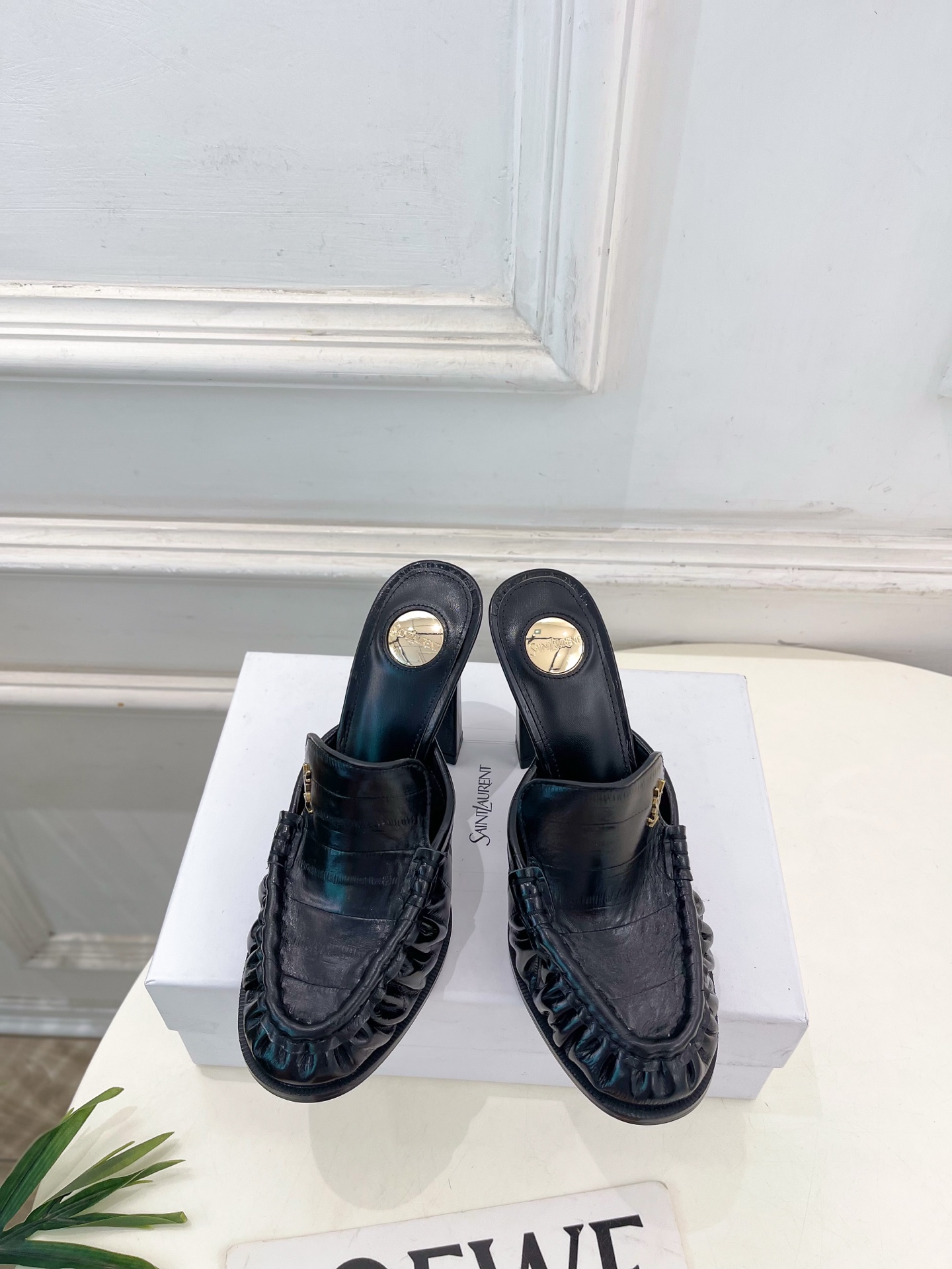 NO:757962,SAIN*LAURENT 26 2026 spring and summer new YSL pleated Loaf high-heeled half slippers are new —————————————— The top version of YSL’s super beautiful model is first released in a new interpretation!  Minimalist style, super flattering leg design, BS retro fashion style, looks good with any combination!  Highly customized uppers imported cowhide/eel leather lining imported goatskin lining Italian genuine leather outsole Heel height 10.5cm Size 35-39 (40.41 can be customized) Price, half-slip high heels, saint laurent, saint laurent, saint laurent, loafers, high heels, slippers, cowhide, sheepskin, Leather soles19860909SAIN*LAURENT 圣罗兰 26 2026春夏新品 YSL褶皱乐福高跟半拖鞋 上新 —————————————— 顶级版YSL超美的一款 以全新的诠释方式首发！极简主义风格 设计超级修饰腿型 BS复古时髦风格随意搭配都好看！ 鞋面高定制进口牛皮/鳗鱼皮 内里进口山羊皮里 大底意大利真皮大底 跟高10.5cm 码数35-39（40.41可定做） 价格,半拖高跟鞋,saint laurent,saint laurent,saint laurent,loafers,high heels,slippers,cowhide,sheepskin,Leather soles,Women's Shoes