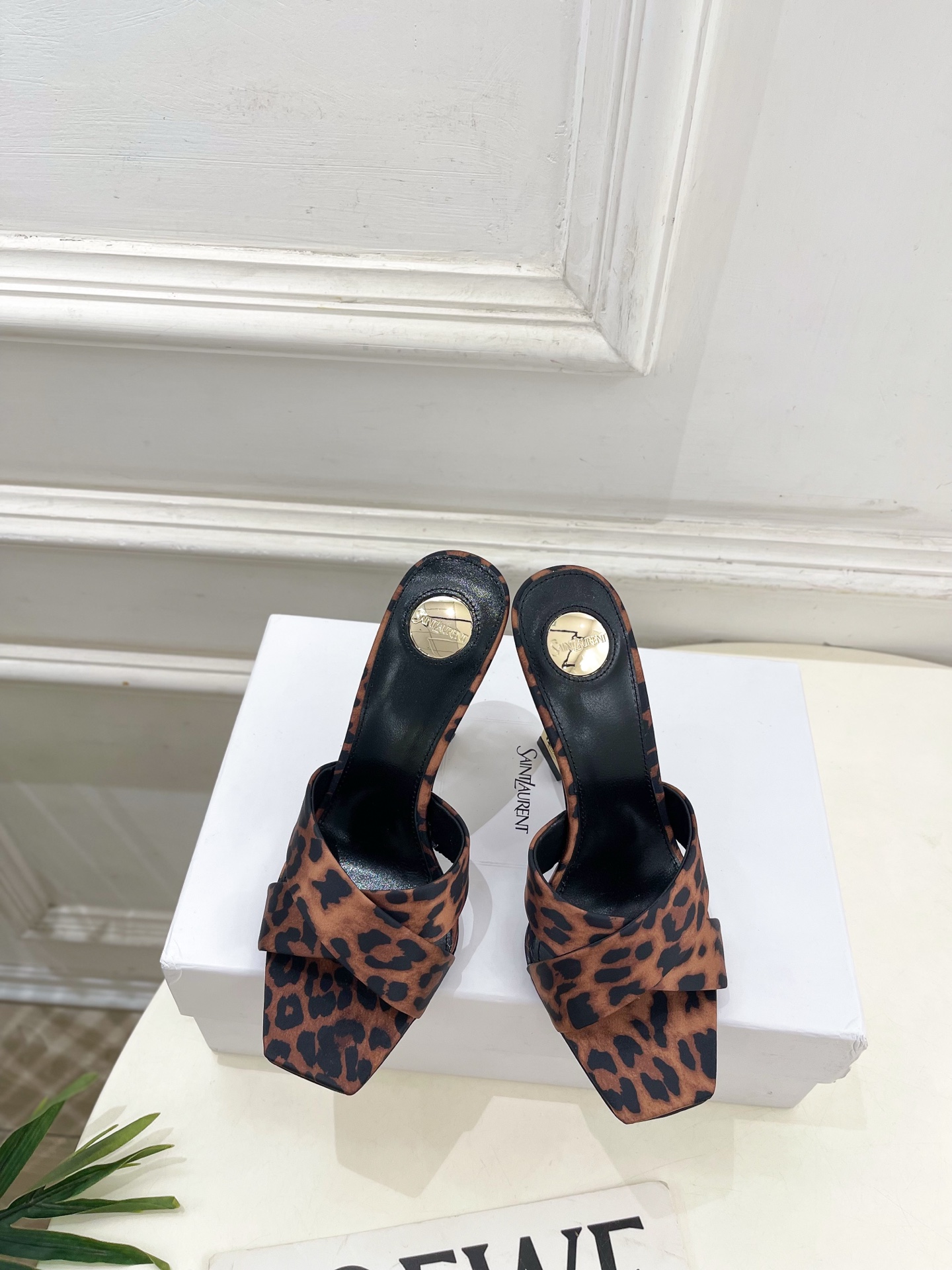 NO:757954,SAIN*LAURENT 26 2026 spring and summer new YSL square toe cross strap high-heeled slippers with metal letters are new —————————————— The top version of YSL’s super beautiful Hentiangao series is launched in a new interpretation!  Full of high-end feeling!  BS is extremely fashionable ~ you can match it with any dress or skirt. The upper is made of highly customized imported silk fabric, the lining is imported mixed sheepskin, the outsole is imported genuine leather from Italy, the heel height is 10cm, the size is 35-39 (40 and 41 can be customized). Price, high heels and slippers, saint laurent, saint laurent, saint laurent, high heels, slippers, skirts, sheepskin, real silk, Leather soles19860909SAIN*LAURENT 圣罗兰 26 2026春夏新品 YSL方头交叉带金属字母高跟拖鞋 上新 —————————————— 顶级版YSL超美的一款 恨天高 系列以全新的诠释方式首发！满满的高级感 ！BS时尚度爆棚～无论裙装 、裙装都随意搭配. 鞋面高定制进口真丝面料 内里进口混种羊皮里 大底意大利进口真皮大底 跟高10cm 码数35-39（40、41可定做） 价格,高跟鞋拖鞋,saint laurent,saint laurent,saint laurent,high heels,slippers,skirts,sheepskin,real silk,Leather soles,Women's Shoes