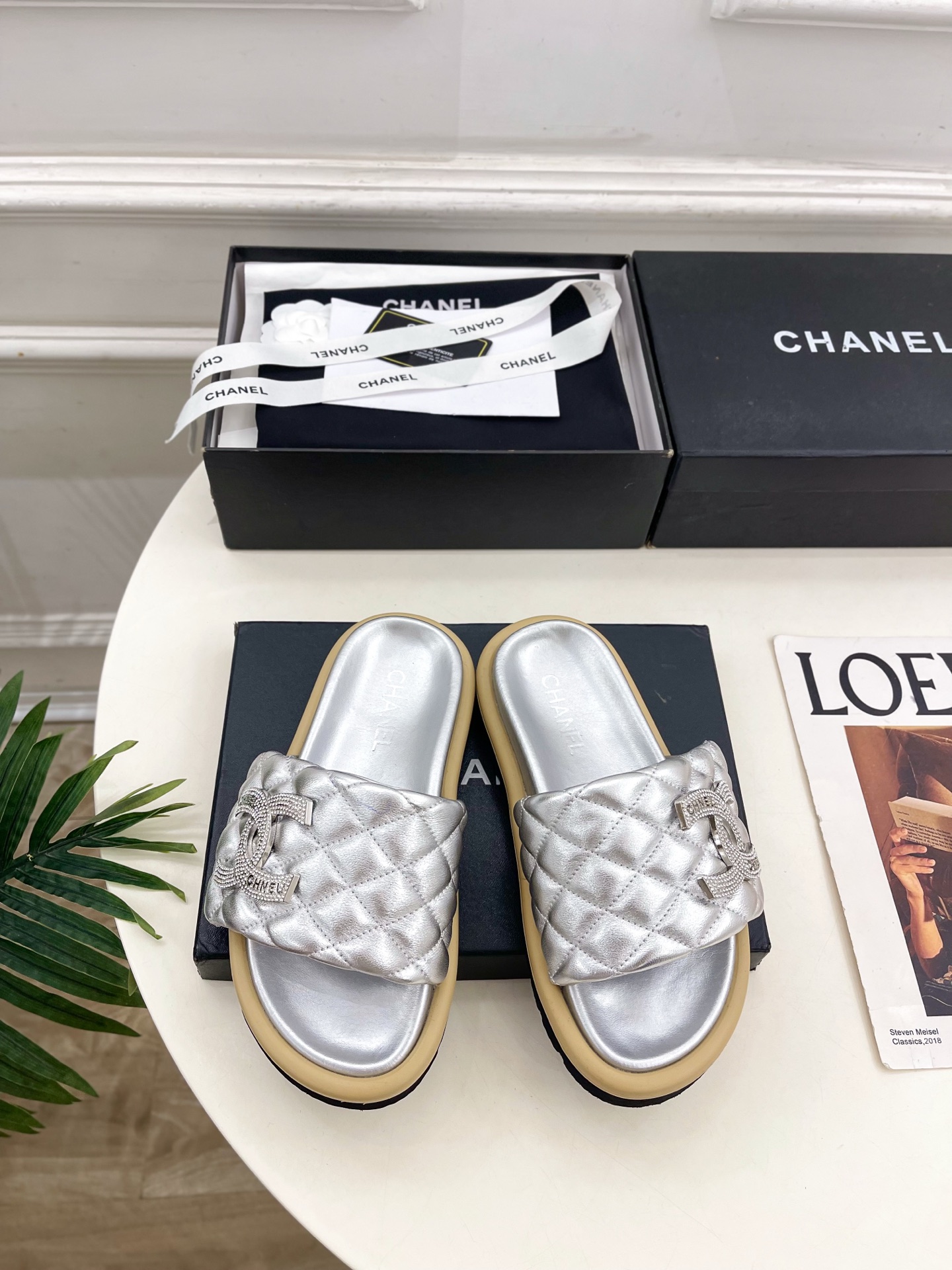 NO:758643,| Xiaoxiang 26 2026 Spring and Summer New Products Counter Classic Xiaoxiang Double C Rhinestone Diamond Lazy Slippers New Series A must-have in the fashion world. The combination will interpret meticulous, minimalist and classic elements that will never fade away. It will show a unique dressing style that is too beautiful to say. A must-have item for summer... ━━━━━ t ━━━━━  Original high-customized fabric for the upper, imported hybrid sheepskin lining for the lining, original open-molded anti-slip outsole, high flat heel, shoe size: 35-39 (40.41.42 customized, non-returnable), slippers, slippers, sheepskin19860909| 小香 26 2026春夏新品 专柜经典款 小香双C水钻菱格懒人拖鞋 系列上新 时尚圈的绝绝子 搭配将演绎着细致 极简 永不褪去的经典元素 展现与众不同的穿搭风格美到无话可说 夏季必入款…… ━━━━━ t ━━━━━ 鞋面原版高定制布料 内里进口混种羊皮里 大底原版开模防滑大底 跟高平底 鞋码: 35-39（40.41.42定制不退换）,拖鞋,slippers,sheepskin,Women's Shoes