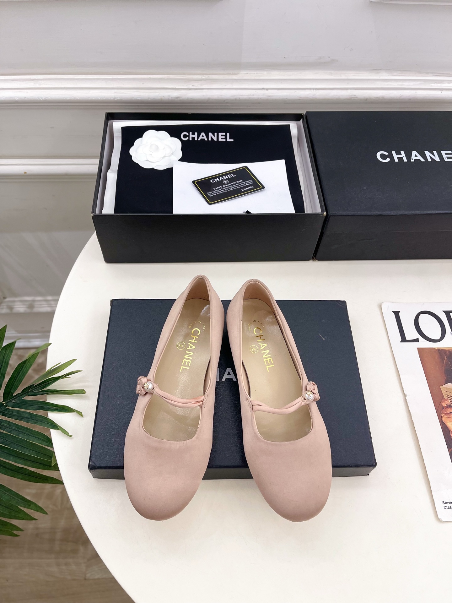 NO:758636,| Xiaoxiang 26 2026 Spring and Summer New Products Counter Classic Xiaoxiang Double C Pearl Flat Mary Jane Shoes New Series A must-have in the BS fashion circle. The matching will interpret meticulous, minimalist and classic elements that will never fade away. Showing a unique dressing style that is too beautiful to say. A must-have item for summer... ━━━━━ t ━━━━━  Original high-customized silk upper, imported hybrid sheepskin lining, original imported leather outsole, high flat heel, shoe size: 35-39 (40.41. Customized, non-returnable), ballet shoes, mary jane, sheepskin, real silk, Leather soles19860909| 小香 26 2026春夏新品 专柜经典款 小香双C珍珠平底玛丽珍鞋 系列上新 BS时尚圈的绝绝子 搭配将演绎着细致 极简 永不褪去的经典元素 展现与众不同的穿搭风格美到无话可说 夏季必入款…… ━━━━━ t ━━━━━ 鞋面原版高定制真丝 内里进口混种羊皮里 大底原版进口真皮大底 跟高平底 鞋码: 35-39（40.41.定制不退换）,芭蕾舞鞋,mary jane,sheepskin,real silk,Leather soles,Women's Shoes