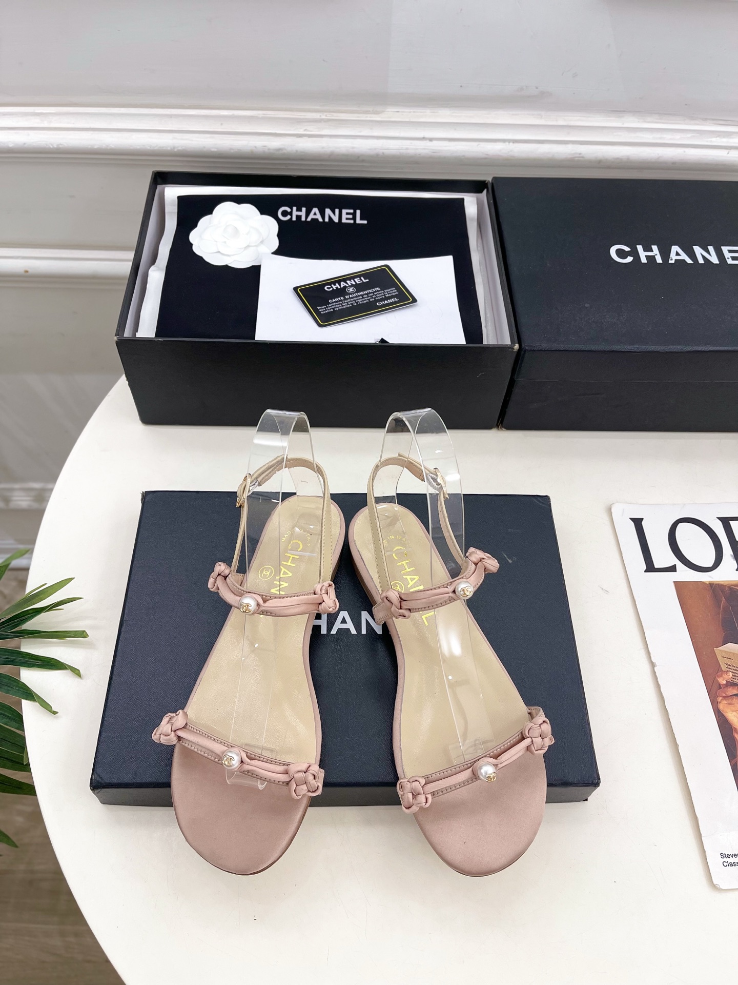 NO:758622,| Xiaoxiang 26 2026 Spring and Summer New Products Counter Classic Xiaoxiang Double C Pearl Strap Flat Sandals New in the Series A must-have in the BS fashion circle. The matching will interpret the meticulous, minimalist and classic elements that will never fade away. Showing a unique dressing style that is too beautiful to say. A must-have item for summer... ━━━━━ t ━━━━━  Original high-customized silk upper, imported hybrid sheepskin lining, outsole, original imported leather outsole, high flat heel, shoe size: 35-39 (40.41. Customized, non-returnable), slippers, sandals, slippers, sheepskin, real silk, Leather soles19860909| 小香 26 2026春夏新品 专柜经典款 小香双C珍珠一字带平底凉鞋 系列上新 BS时尚圈的绝绝子 搭配将演绎着细致 极简 永不褪去的经典元素 展现与众不同的穿搭风格美到无话可说 夏季必入款…… ━━━━━ t ━━━━━ 鞋面原版高定制真丝 内里进口混种羊皮里 大底原版进口真皮大底 跟高平底 鞋码: 35-39（40.41.定制不退换）,拖鞋凉鞋,sandals,slippers,sheepskin,real silk,Leather soles,Women's Shoes