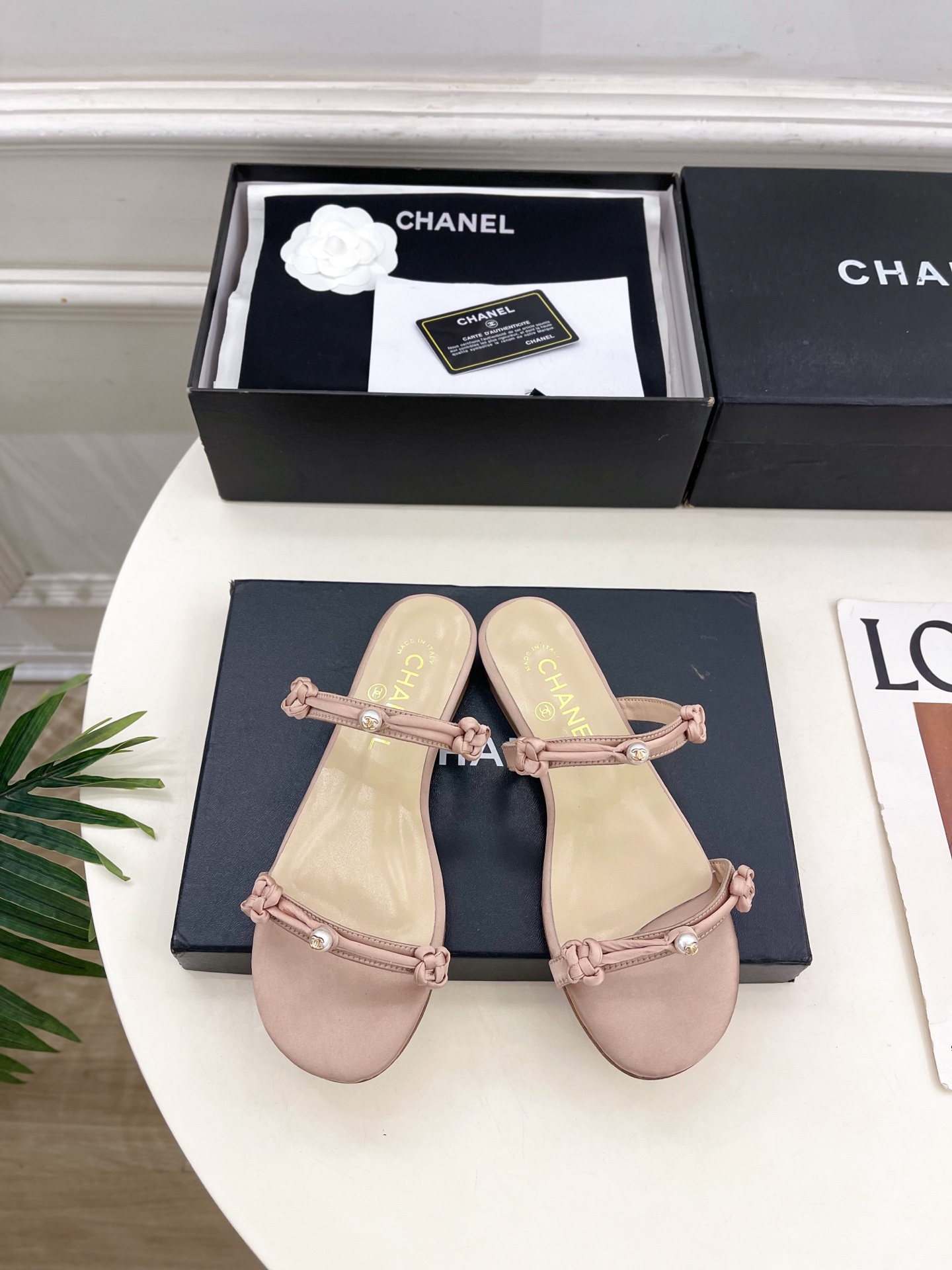 NO:758629,| Xiaoxiang 26 2026 Spring and Summer New Products Counter Classic Xiaoxiang Double C Pearl Strap Flat Slippers New in the Series A must-have in the BS fashion circle. The combination will interpret the meticulous, minimalist and classic elements that will never fade away. Showing a unique dressing style that is too beautiful to say. A must-have item for summer... ━━━━━ t ━━━━━  Original high-customized silk upper, imported hybrid sheepskin lining, outsole, original imported leather outsole, high flat heel, shoe size: 35-39 (40.41. Customized, non-returnable), slippers, sandals, slippers, sheepskin, real silk, Leather soles19860909| 小香 26 2026春夏新品 专柜经典款 小香双C珍珠一字带平底拖鞋 系列上新 BS时尚圈的绝绝子 搭配将演绎着细致 极简 永不褪去的经典元素 展现与众不同的穿搭风格美到无话可说 夏季必入款…… ━━━━━ t ━━━━━ 鞋面原版高定制真丝 内里进口混种羊皮里 大底原版进口真皮大底 跟高平底 鞋码: 35-39（40.41.定制不退换）,拖鞋凉鞋,sandals,slippers,sheepskin,real silk,Leather soles,Women's Shoes