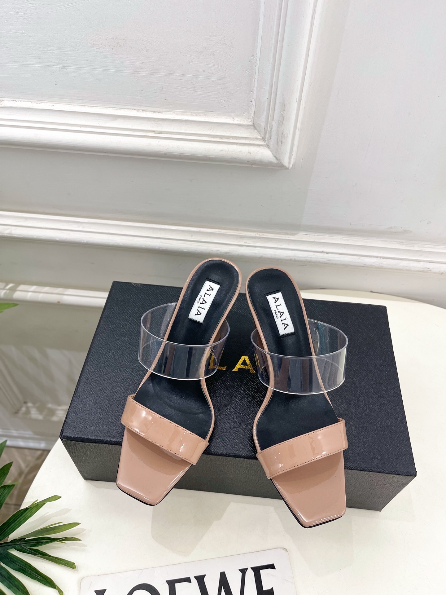 NO:758610,ALAA Alaa 26 2026 spring and summer new product, the same style as the show, square toe film double strap curved wedge slippers ————————— As the most popular genius designer brand in the past two years, Alaa’s simple design and luxurious texture will make you fall in love. If you don’t want to hit the streets, you can check out this brand. It is relatively niche but is so easy to match. You can see this brand everywhere on Instagram and Xiaohongshu!  BS original one-to-one customization, original custom-made imported sheep leather/cow patent leather upper, imported sheepskin lining, original imported injection molded leather outsole, heel height 8.5cm, size 35~39 (40.41.42 can be customized), high heels and slippers, high heels, slippers, sheepskin, sheep, Leather soles19860909ALAA 阿莱亚26  2026春夏新品 秀场同款 方头胶片双带弧形坡跟拖鞋 ————————— Alaa作为这两年最受欢迎的鬼才设计师品牌,设计简单、奢华的质感让你爱不释手 不想满大街撞款的可以看看这个品牌,比较小众却又是那么好搭配,ins、小红书随处可见这个品牌的身影！BS原版一比一定制 鞋面原版定制进口羊京皮/牛漆皮 内里进口羊皮里 大底原版进口注塑真皮大底 跟高8.5cm 码数35~39（40.41.42可定制）,高跟鞋拖鞋,high heels,slippers,sheepskin,sheep,Leather soles,Women's Shoes