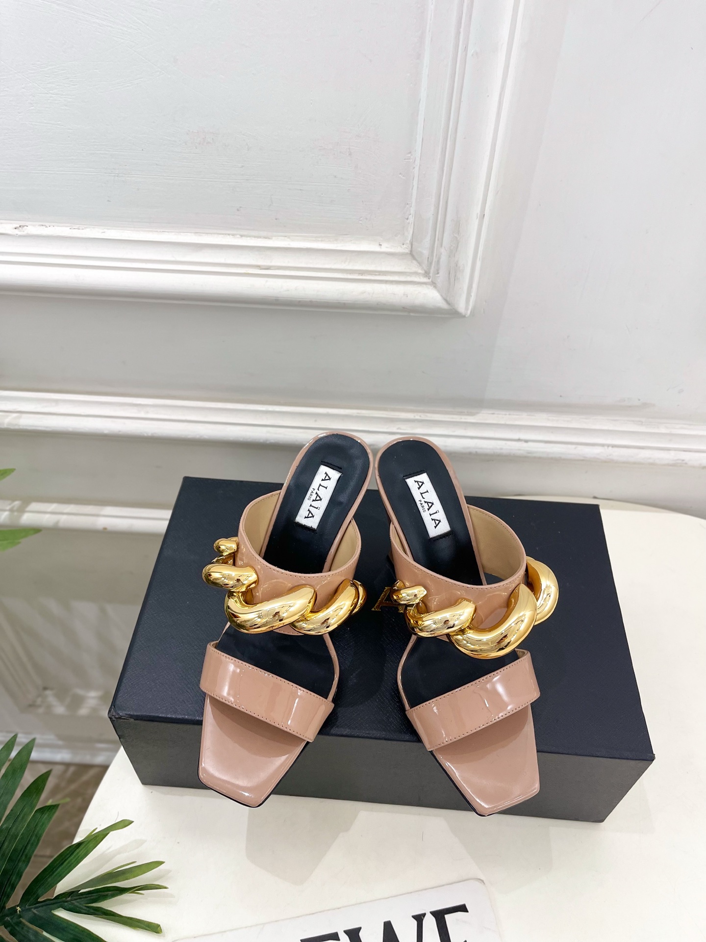 NO:758616,ALAA Alaa 26 2026 spring and summer new product, the same style as the show, square toe large gold chain double strap curved wedge slippers ——————— Alaa is the most popular genius designer brand in the past two years. Its simple design and luxurious texture will make you fall in love with it. If you don’t want to hit the streets, you can check out this brand. It is relatively niche but is so easy to match. You can see this brand everywhere on Instagram and Xiaohongshu!  BS original one-to-one customization, original custom-made imported sheep leather/cow patent leather upper, imported sheepskin lining, original imported injection molded leather outsole, heel height 8.5cm, size 35~39 (40.41.42 can be customized), high heels and slippers, high heels, slippers, sheepskin, sheep, Leather soles19860909ALAA 阿莱亚26  2026春夏新品 秀场同款 方头大金链双带弧形坡跟拖鞋 ————————— Alaa作为这两年最受欢迎的鬼才设计师品牌,设计简单、奢华的质感让你爱不释手 不想满大街撞款的可以看看这个品牌,比较小众却又是那么好搭配,ins、小红书随处可见这个品牌的身影！BS原版一比一定制 鞋面原版定制进口羊京皮/牛漆皮 内里进口羊皮里 大底原版进口注塑真皮大底 跟高8.5cm 码数35~39（40.41.42可定制）,高跟鞋拖鞋,high heels,slippers,sheepskin,sheep,Leather soles,Women's Shoes