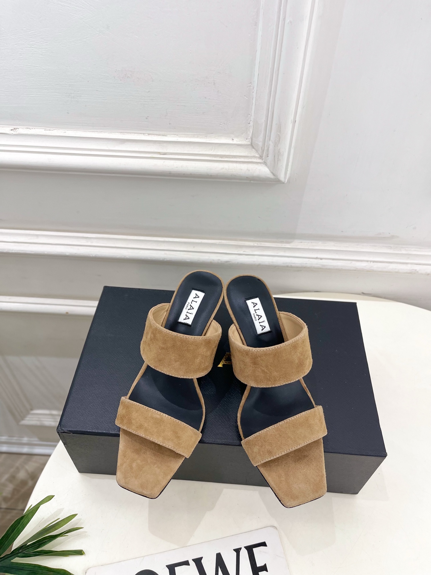 NO:758602,ALAA Alaa 26 2026 spring and summer new product, the same style as the show, square-toe suede double-strap curved wedge slippers ————————— Alaa is the most popular genius designer brand in the past two years. Its simple design and luxurious texture will make you fall in love. If you don’t want to hit the streets, you can check out this brand. It is relatively niche but is so easy to match. You can see this brand everywhere on Instagram and Xiaohongshu!  BS original one-to-one customization, original custom-made imported sheepskin upper, imported sheepskin lining, original imported injection molded leather outsole, heel height 6cm/8.5cm/10cm, size 35~39 (40.41.42 can be customized), high heels, slippers, high heels, slippers, sheepskin, sheep, Leather soles19860909ALAA 阿莱亚26  2026春夏新品 秀场同款 方头绒面双带弧形坡跟拖鞋 ————————— Alaa作为这两年最受欢迎的鬼才设计师品牌,设计简单、奢华的质感让你爱不释手 不想满大街撞款的可以看看这个品牌,比较小众却又是那么好搭配,ins、小红书随处可见这个品牌的身影！BS原版一比一定制 鞋面原版定制进口羊京皮 内里进口羊皮里 大底原版进口注塑真皮大底 跟高6cm/8.5cm/10cm 码数35~39（40.41.42可定制）,高跟鞋拖鞋,high heels,slippers,sheepskin,sheep,Leather soles,Women's Shoes