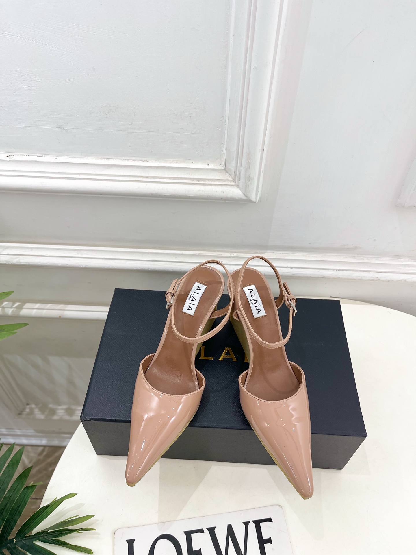 NO:758595,ALAA Alaa 26 2026 spring and summer new products, the same style as the show, three-dimensional wedge mules, pointed toe buckle high-heeled sandals ————————— Alaa is the most popular genius designer brand in the past two years. Its simple design and luxurious texture will make you fall in love. If you don’t want to hit the streets, you can check out this brand. It is relatively niche but is so easy to match. You can see this brand everywhere on Instagram and Xiaohongshu!  BS original one-to-one customization, original custom-made imported cow patent leather upper, imported sheepskin lining, original molded custom-made raw rubber outsole, heel height 8.5cm, size 35~39 (40.41.42 can be customized), high-heeled sandals, sandals, high heels, sheepskin19860909ALAA 阿莱亚26  2026春夏新品 秀场同款 立体坡跟穆勒鞋尖头搭扣高跟凉鞋 ————————— Alaa作为这两年最受欢迎的鬼才设计师品牌,设计简单、奢华的质感让你爱不释手 不想满大街撞款的可以看看这个品牌,比较小众却又是那么好搭配,ins、小红书随处可见这个品牌的身影！BS原版一比一定制 鞋面原版定制进口牛漆皮 内里进口羊皮里 大底原版开模定制生胶大底 跟高8.5cm 码数35~39（40.41.42可定制）,高跟鞋凉鞋,sandals,high heels,sheepskin,Women's Shoes