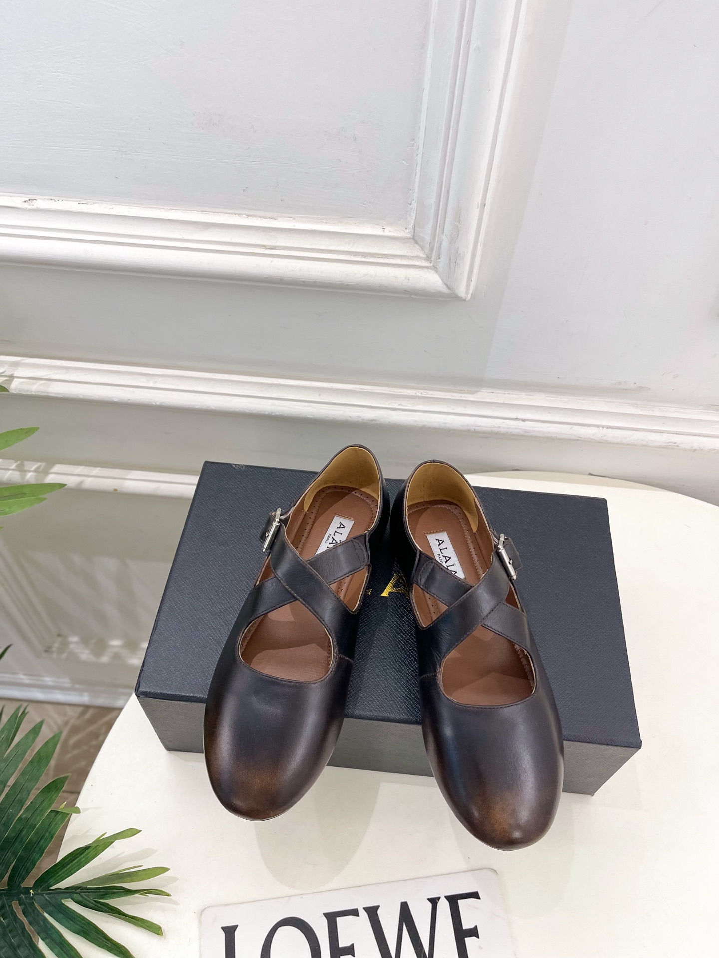 NO:758652,ALAA Alaa 26 2026 spring and summer new product, the same style as the show, retro rivet cross-strap flat ballet shoes ——————————— As the most popular genius designer brand in the past two years, Alaa’s simple design and luxurious texture will make you fall in love. If you don’t want to hit the streets, you can check out this brand. It is relatively niche but is so easy to match. You can see this brand everywhere on Instagram and Xiaohongshu! BS original one-to-one customization, original custom-made uppers of imported sheep leather/grained cowhide, imported sheepskin lining, original molded outsole, custom-made non-slip outsole, high flat sole, code number 35~39 (40.41.42 can be customized), ballet shoes, cowhide, sheepskin, sheep19860909ALAA 阿莱亚26  2026春夏新品 秀场同款 复古鉚钉交叉带平底芭蕾舞鞋 ————————— Alaa作为这两年最受欢迎的鬼才设计师品牌,设计简单、奢华的质感让你爱不释手 不想满大街撞款的可以看看这个品牌,比较小众却又是那么好搭配,ins、小红书随处可见这个品牌的身影！BS原版一比一定制 鞋面原版定制进口羊京皮/擦色牛皮 内里进口羊皮里 大底原版开模定制防滑大底 跟高平底 码数35~39（40.41.42可定制）,芭蕾舞鞋,cowhide,sheepskin,sheep,Women's Shoes