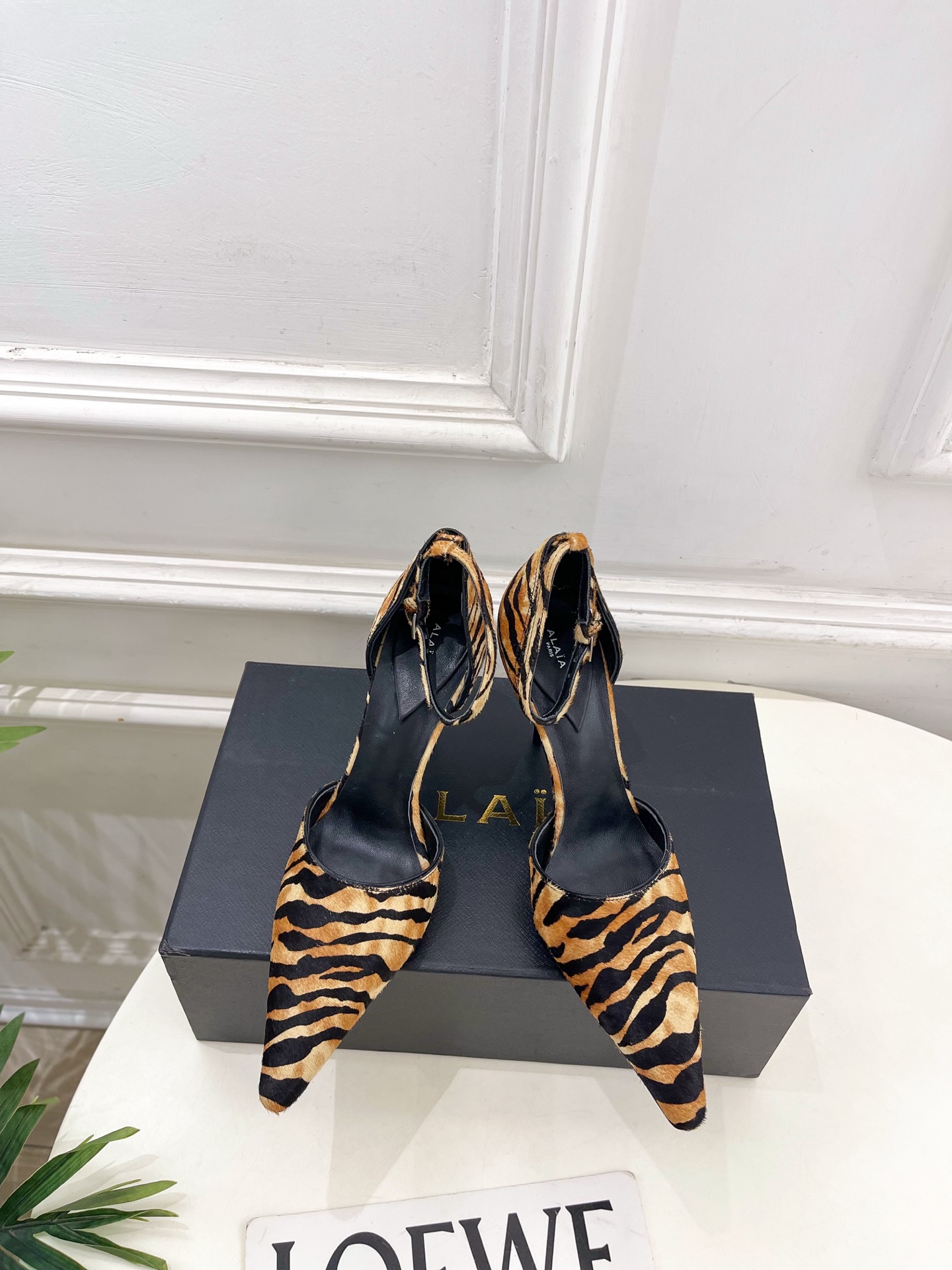 NO:758646,ALAA Alaa 26 2026 spring and summer new product, the same style as the show D'Orsay pointed toe hollow high heels —————————— As the most popular genius designer brand in the past two years, Alaa’s simple design and luxurious texture will make you fall in love. If you don’t want to hit the streets, you can check out this brand. It is relatively niche but is so easy to match. You can see this brand everywhere on Instagram and Xiaohongshu!  BS original one-to-one customization, original custom-made uppers of imported wrinkled patent leather/horse hair, imported sheepskin lining, original imported injection molded leather outsole, heel height 8.5cm, size 35~39 (40.41.42 can be customized), high-heeled sandals, sandals, high heels, sheepskin, Leather soles19860909ALAA 阿莱亚26  2026春夏新品 秀场同款 D'Orsay尖头中空高跟鞋 ————————— Alaa作为这两年最受欢迎的鬼才设计师品牌,设计简单、奢华的质感让你爱不释手 不想满大街撞款的可以看看这个品牌,比较小众却又是那么好搭配,ins、小红书随处可见这个品牌的身影！BS原版一比一定制 鞋面原版定制进口皱漆皮/马毛 内里进口羊皮里 大底原版进口注塑真皮大底 跟高8.5cm 码数35~39（40.41.42可定制）,高跟鞋凉鞋,sandals,high heels,sheepskin,Leather soles,Women's Shoes