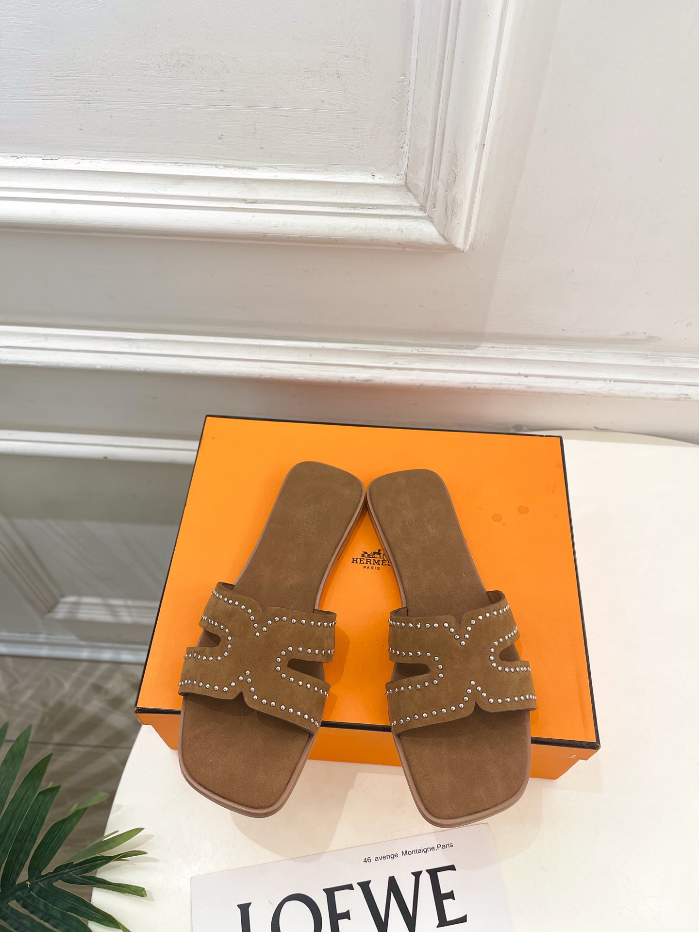 NO:760170,* Hermès 26 2026 spring and summer new products, top version, classic H-shaped rivet flat slippers series, original specific leather upper, imported mixed sheepskin lining, outsole, original Italian leather outsole, high flat heel, shoe size: 35-39 (40.41.42. Customized, non-refundable), slippers, hermes, slippers, sheepskin, Leather soles19860909* 爱玛仕 26 2026春夏新品 顶级版本 经典H型鉚钉平底拖鞋 系列 鞋面原版特定皮料 内里进口混种羊皮 大底原版意大利真皮大底 跟高平底 鞋码:35-39（40.41.42.定做不退换）,拖鞋,hermes,slippers,sheepskin,Leather soles,Women's Shoes