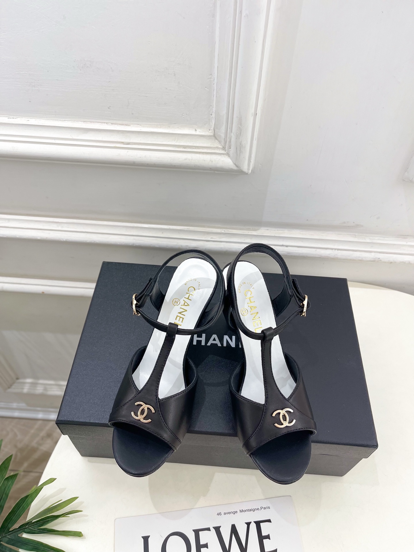 NO:760154,| Xiaoxiang 26 2026 spring and summer new products, classic catwalk models in the counter, Xiaoxiang double C buckle T-strap high-heeled sandals are new in the series. The absolute best in the BS fashion circle. The matching will interpret the meticulous, minimalist and classic elements that will never fade away. It will show a unique dressing style that is too beautiful to say. A must-have style in summer... ━━━━━ t ━━━━━  Upper highly customized original lambskin/sheep leather/original fabric lining imported silk sheepskin lining outsole original Italian leather outsole Heel height 8.5cm Shoe size: 35-39 (40.41 customized non-refundable), high heels sandals, sandals, high heels, sheepskin, sheep, Leather soles19860909| 小香 26 2026 春夏新品 专柜经典走秀款 小香双C扣T字带高跟凉鞋 系列上新 BS时尚圈的绝绝子 搭配将演绎着细致 极简 永不褪去的经典元素 展现与众不同的穿搭风格美到无话可说 夏季必入款…… ━━━━━ t ━━━━━ 鞋面高定制原版小羊皮/羊京皮/原版布料 内里进口丝绸羊皮里 大底原版意大利真皮大底 跟高8.5cm 鞋码: 35-39（40.41定制不退换）,高跟鞋凉鞋,sandals,high heels,sheepskin,sheep,Leather soles,Women's Shoes