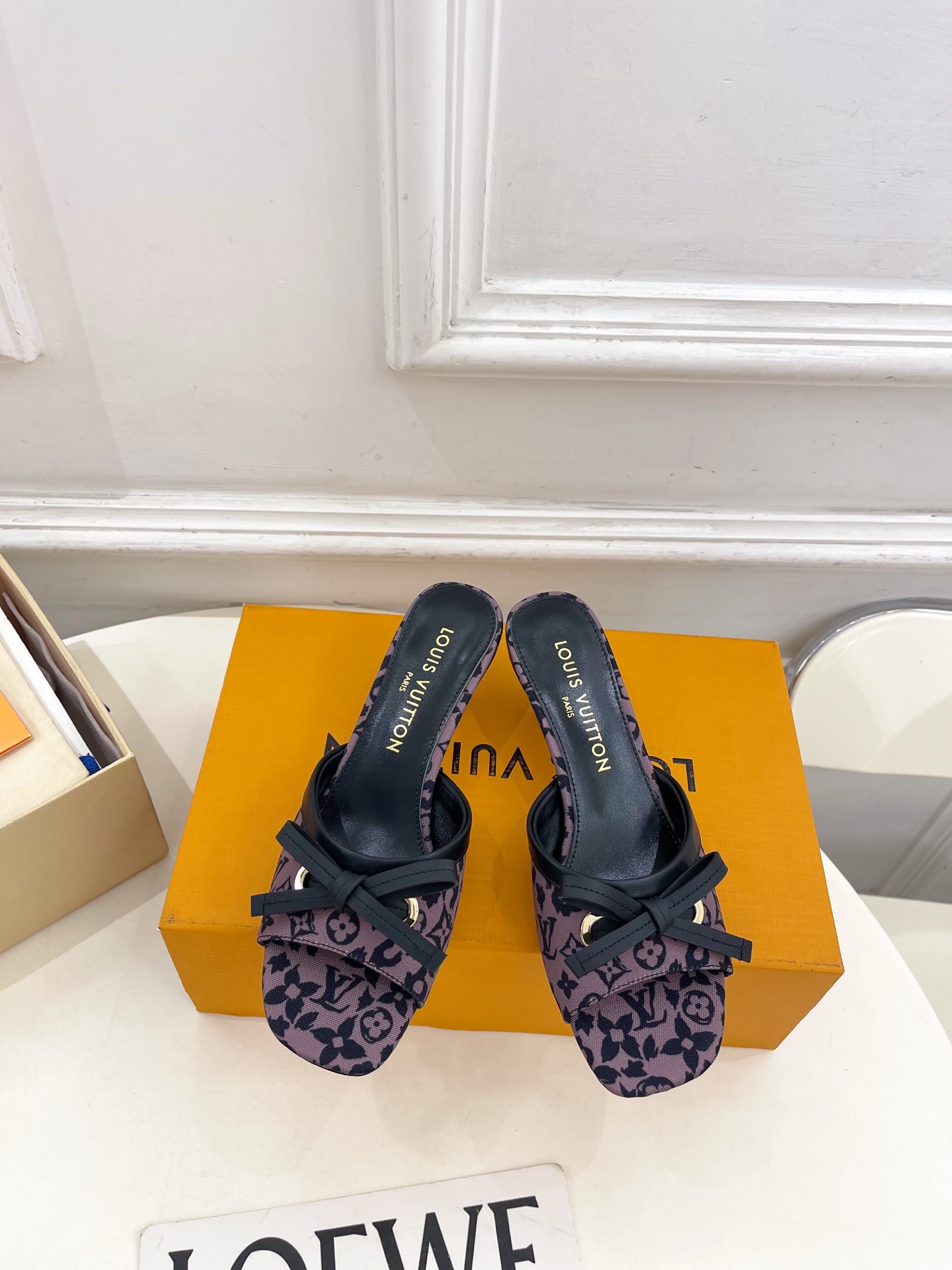 NO:783998,LV | Louis Vuitton 26 2026 spring and summer new products. The top version is the same as the original version. The counter focuses on the latest LV X TM 6AM bow kitten heel slippers. New hard goods. BS purchasing level!  Full of high-end feel!  A popular model among bloggers at home and abroad, it is retro, fashionable and looks great on your feet!  Official website main recommendation★ ━━━━━t ━━━━━ Original high-customized cloth upper, imported sheepskin lining, original Italian leather outsole, heel height 5.5cm / 9.5cm, shoe size: 35-39 (34, 40, 41, 42 customized), high heels and slippers, louis vuitton, louis  vuitton,high heels,slippers,sheepskin,Leather soles19860909LV | 路易威登 26 2026春夏新品 顶级版本原版一致 专柜主打最新款 LV X TM 6AM 蝴蝶结小猫跟拖鞋 硬货上新 BS代购级别！高级感十足！国内外博主刷爆的一款,复古又时髦上脚美炸了！官网主推款★ ━━━━━ t ━━━━━ 鞋面原版高定制布面 内里进口羊皮里 大底原版意大利真皮大底 跟高 5.5cm / 9.5cm 鞋码: 35-39（34、40、41、42定制）,高跟鞋拖鞋,louis vuitton,louis vuitton,high heels,slippers,sheepskin,Leather soles,Women's Shoes