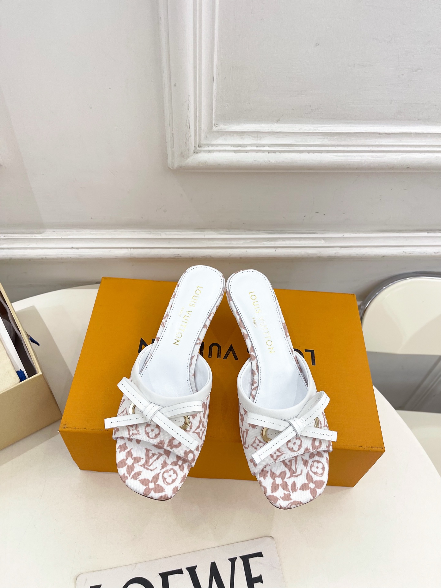 NO:789597,Out of LV | Louis Vuitton 26 2026 spring and summer new products. The top version is the same as the original version. The counter focuses on the latest LV X TM 6AM bow kitten heel slippers. New hard goods. BS purchasing level!  Full of high-end feel!  A popular model among bloggers at home and abroad, it is retro, fashionable and looks great on your feet!  Official website main recommendation★ ━━━━━t ━━━━━ Original high-customized cloth upper, imported sheepskin lining, original Italian leather outsole, heel height 5.5cm / 9.5cm, shoe size: 35-39 (34, 40, 41, 42 customized), high heels and slippers, louis vuitton, louis  vuitton,high heels,slippers,sheepskin,Leather soles19860909出 LV | 路易威登 26 2026春夏新品 顶级版本原版一致 专柜主打最新款 LV X TM 6AM 蝴蝶结小猫跟拖鞋 硬货上新 BS代购级别！高级感十足！国内外博主刷爆的一款,复古又时髦上脚美炸了！官网主推款★ ━━━━━ t ━━━━━ 鞋面原版高定制布面 内里进口羊皮里 大底原版意大利真皮大底 跟高 5.5cm / 9.5cm 鞋码: 35-39（34、40、41、42定制）,高跟鞋拖鞋,louis vuitton,louis vuitton,high heels,slippers,sheepskin,Leather soles,Women's Shoes