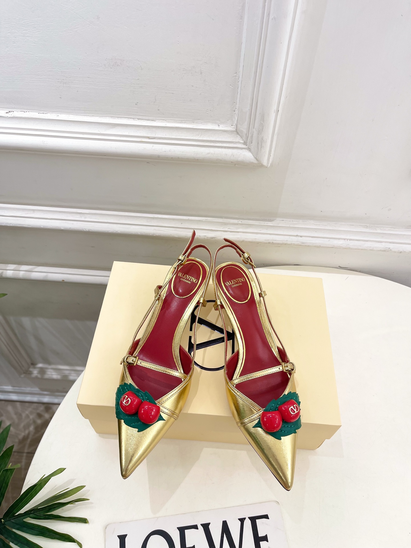 NO:783158,Valentino Valentino 26 2026 Spring and Summer New Product VT Cherry Pointed Back Hollow Sandals New Release ———————————— Valentino Garavani’s classic “Roman Stud” series debuts in a new interpretation!  The latest golden V-buckle element is full of high-end feel!  BS is extremely fashionable~ Original imported calfskin upper, original imported sheepskin lining, Italian genuine leather outsole, heel height 5cm, size 35-39 (40.41.42. Customized, non-refundable) Price, high heels and sandals, valentino, valentino, sandals, high heels, cowhide, sheepskin, Leather soles19860909Valentino 华伦天奴 26 2026春夏新品 VT樱桃尖头后空凉鞋 上新 —————————————— Valentino Garavani 的经典“Roman Stud”系列以全新的诠释方式首发！最新金色V扣元素 满满的高级感 ！BS时尚度爆棚～ 鞋面原版进口小牛皮 内里原版进口羊皮里 大底意大利真皮大底 跟高 5cm 码数35-39（40.41.42.定做不退换） 价格,高跟鞋凉鞋,valentino,valentino,sandals,high heels,cowhide,sheepskin,Leather soles,Women's Shoes