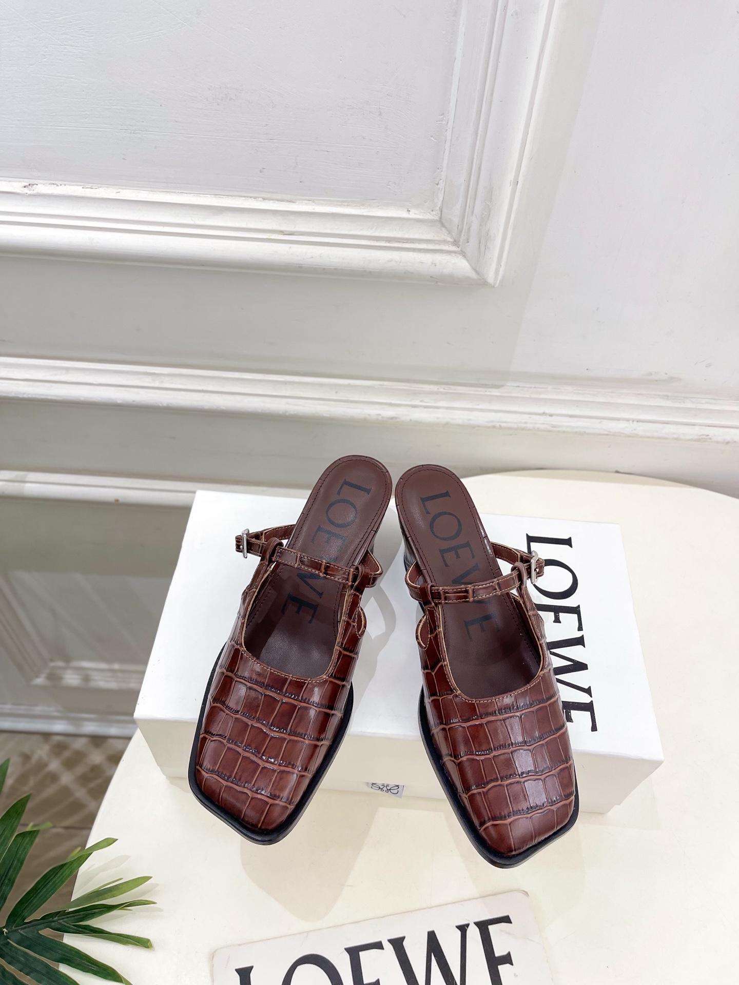 NO:787408,LOEWE 2026 Spring and Summer New Onda Thick Heel Mules —————————— LOEWE, as the most popular designer brand in the past two years, has simple design, clever details, fresh and refined!  If you don’t want to hit the streets with random styles, you can check out this brand. It’s relatively niche but is so easy to match. You can see this brand everywhere on Instagram and Xiaohongshu!  BS original one-to-one customized upper, original specific crocodile pattern cowhide, imported goatskin lining, original imported genuine leather outsole, heel height 5cm, size 35-39 (40.41.42 custom-made, non-returnable), half drag, loewe, loewe, cowhide, sheepskin, Leather soles19860909LOEWE 罗意威 2026春夏新品 Onda 粗跟穆勒鞋 ————————— LOEWE作为这两年最受欢迎的设计师牌,设计简单、细节巧妙、清新脱俗！ 不想满大街撞款的可以看看这个品牌,比较小众却又是那么好搭配,ins、小红书随处可见这个品牌的身影 ！BS原版一比一定制 鞋面原版特定鳄鱼纹牛皮 内里进口山羊皮 大底原版进口真皮大底 跟高5cm 码数35-39(40.41.42订做不退换）,半拖,loewe,loewe,cowhide,sheepskin,Leather soles,Women's Shoes