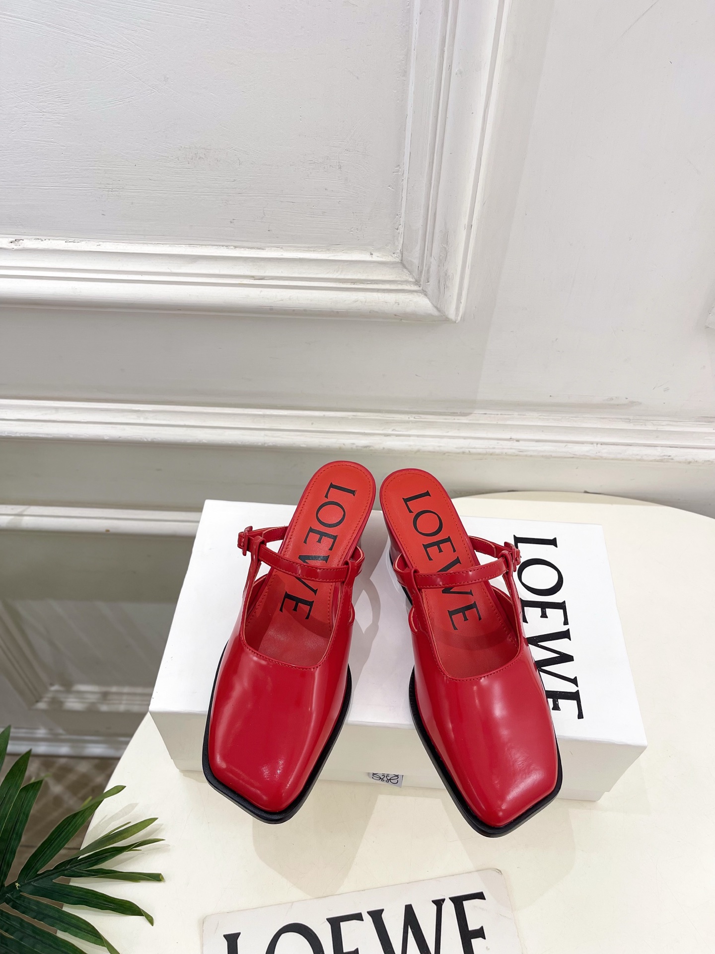 NO:789605,Out of LOEWE's 2026 spring and summer new Onda thick-heeled mule shoes —————————— LOEWE, as the most popular designer brand in the past two years, has simple design, clever details, fresh and refined!  If you don’t want to hit the streets with random styles, you can check out this brand. It’s relatively niche but is so easy to match. You can see this brand everywhere on Instagram and Xiaohongshu!  BS original one-to-one customization, original specific crocodile pattern cowhide for the upper, imported goat leather lining, original imported leather outsole, heel height 5cm, size 35-39 (40.41.42 custom-made, non-returnable), semi-drag high heels, loewe, loewe, high heels, cowhide, sheepskin, Leather soles19860909出 LOEWE 罗意威 2026春夏新品 Onda 粗跟穆勒鞋 ————————— LOEWE作为这两年最受欢迎的设计师牌,设计简单、细节巧妙、清新脱俗！ 不想满大街撞款的可以看看这个品牌,比较小众却又是那么好搭配,ins、小红书随处可见这个品牌的身影 ！BS原版一比一定制 鞋面原版特定鳄鱼纹牛皮 内里进口山羊皮 大底原版进口真皮大底 跟高5cm 码数35-39(40.41.42订做不退换）,半拖高跟鞋,loewe,loewe,high heels,cowhide,sheepskin,Leather soles,Women's Shoes