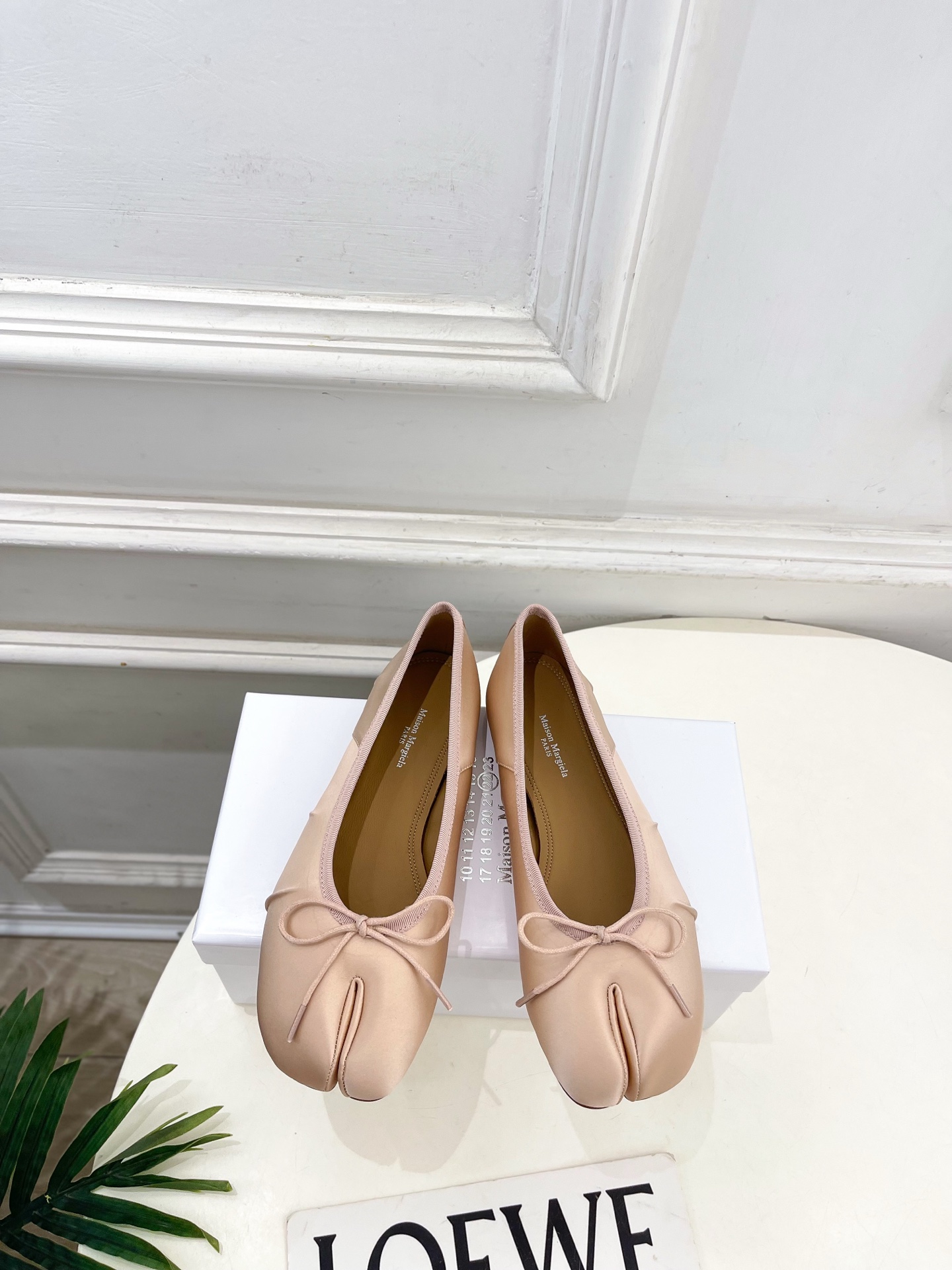 NO:787404,LOEWE 2026 Spring and Summer New Onda Thick Heel Mules —————————— LOEWE, as the most popular designer brand in the past two years, has simple design, clever details, fresh and refined!  If you don’t want to hit the streets with random styles, you can check out this brand. It’s relatively niche but is so easy to match. You can see this brand everywhere on Instagram and Xiaohongshu!  BS original one-to-one customization, original specific calfskin upper, imported goatskin lining, original imported leather outsole, heel height 5cm, size 35-39 (40.41.42 custom-made, non-refundable), split-toe shoes, loewe, loewe, cowhide, sheepskin, Leather soles19860909LOEWE 罗意威 2026春夏新品 Onda 粗跟穆勒鞋 ————————— LOEWE作为这两年最受欢迎的设计师牌,设计简单、细节巧妙、清新脱俗！ 不想满大街撞款的可以看看这个品牌,比较小众却又是那么好搭配,ins、小红书随处可见这个品牌的身影 ！BS原版一比一定制 鞋面原版特定小牛皮 内里进口山羊皮 大底原版进口真皮大底 跟高5cm 码数35-39(40.41.42订做不退换）,分趾鞋,loewe,loewe,cowhide,sheepskin,Leather soles,Women's Shoes