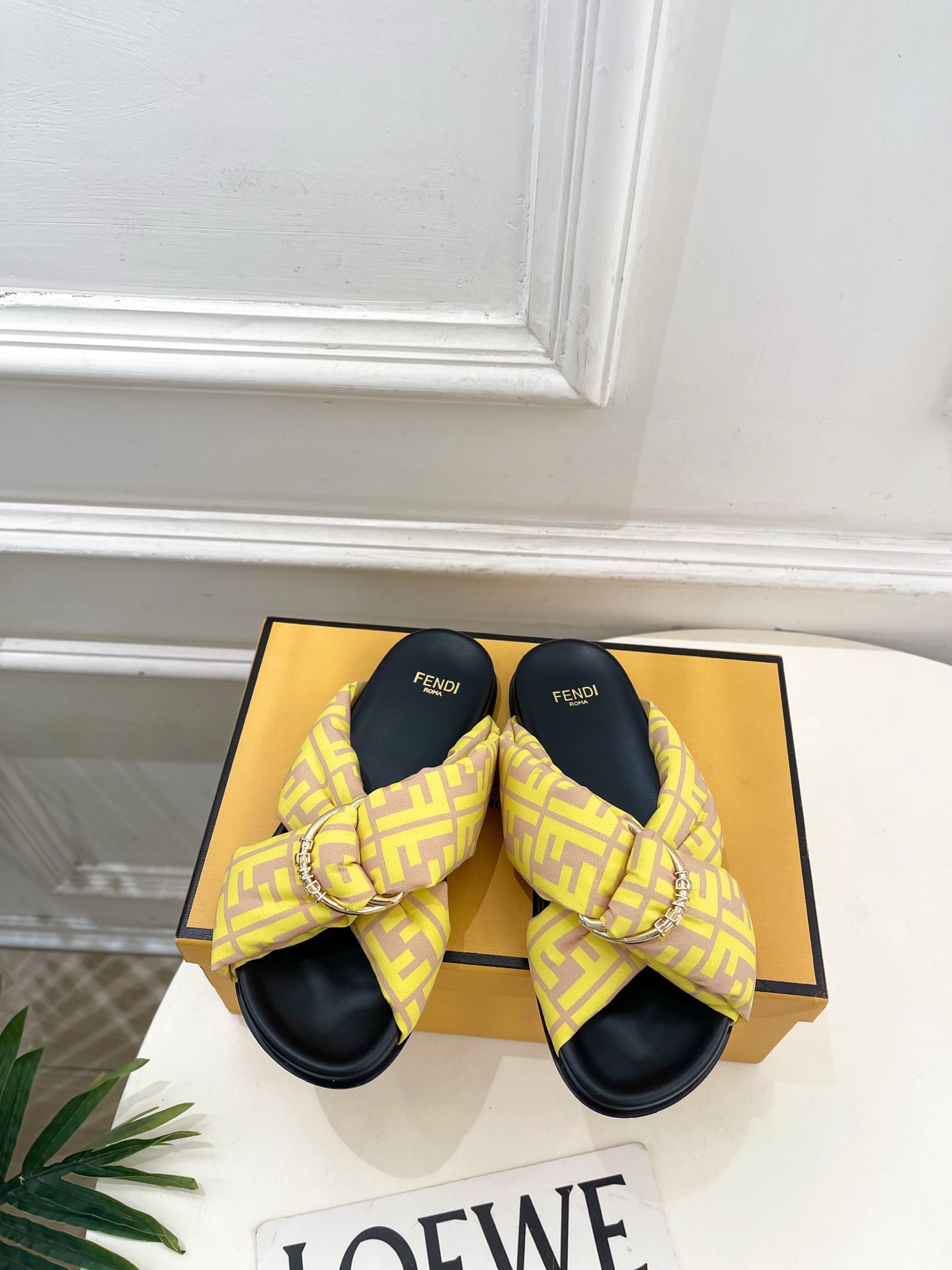 NO:787395,| Fendi 26 2026 Spring and Summer New Products Today’s Recommendation FD Letter Buckle Cross Strap Jacquard Casual Slippers Series ~ Upgraded version The official website of the counter is the first choice of Internet celebrities. The highest version on the market!  Casual, simple, versatile and evergreen style, stylish with any combination, neutral and cool style is a must-have ━━━━━ t ━━━━━ Original custom-made fabric for the upper, imported sheepskin lining for the outsole, original molded outsole, high flat heel, shoe size: 35-39 (customized at 40.41)  No. 2603031, slippers, fendi, slippers, sheepskin19860909| 芬迪 26 2026春夏新品 今日推荐 FD字母扣交叉带提花休闲拖鞋 系列～ 升级版 专柜官网同步网红明星首选 市面最高版本！休闲简约百搭长青款,随意搭配都有型,中性酷飒风必入 ━━━━━ t ━━━━━ 鞋面原版定制制布料 内里进口羊皮内里 大底原版开模大底 跟高平底 鞋码: 35-39（40.41定制）  编号2603031,拖鞋,fendi,slippers,sheepskin,Women's Shoes