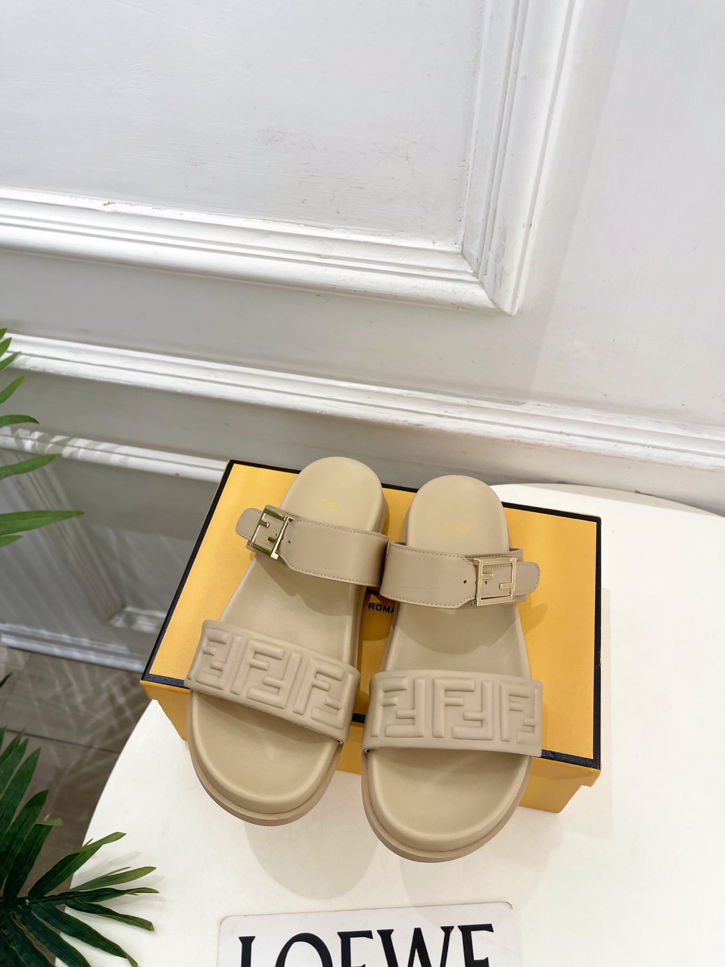 NO:787372,| Fendi 26 2026 Spring and Summer New Products Today’s Recommendation F Family Letter Embossed Belt Buckle Thick-soled Casual Slippers Series ~ Upgraded version The official website of the counter is the first choice of Internet celebrities. The highest version on the market!  Casual, simple, versatile and evergreen style, stylish with any combination, neutral and cool style is a must-have ━━━━━ t ━━━━━ Original custom-made cowhide upper, imported sheepskin lining, original molded outsole, heel height 2cm, shoe size: female 35-39 (customized at 40.41)  Men 39-44 (customized at 45.46) Men's 10 No. 2603031, slippers, fendi, fendi, slippers, cowhide, sheepskin19860909| 芬迪 26 2026春夏新品 今日推荐 F家字母压花皮带扣厚底休闲拖鞋 系列～ 升级版 专柜官网同步网红明星首选 市面最高版本！休闲简约百搭长青款,随意搭配都有型,中性酷飒风必入 ━━━━━ t ━━━━━ 鞋面原版定制牛皮 内里进口羊皮内里 大底原版开模大底 跟高2cm 鞋码: 女35-39（40.41定制） 男39-44（45.46定制）   男款10 编号2603031,拖鞋,fendi,fendi,slippers,cowhide,sheepskin,Women's Shoes