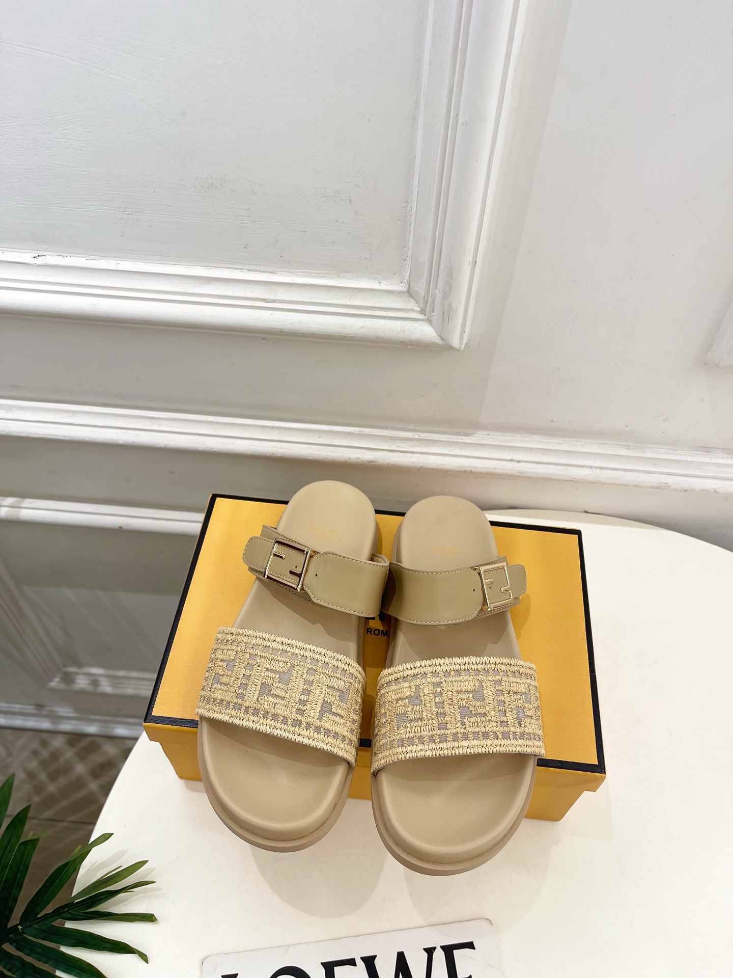 NO:787398,| Fendi 26 2026 Spring and Summer New Products Today’s Recommendation F Home Appliances Embroidered Belt Buckle Thick-soled Casual Slippers Series ~ Upgraded version The official website of the counter is the first choice of Internet celebrities. The highest version on the market!  Casual, simple, versatile and evergreen style, stylish with any combination, neutral and cool style is a must-have ━━━━━ t ━━━━━ Original custom-made fabric for the upper, imported sheepskin lining, original open-molded outsole, Heel height 2cm, Shoe size: Female 35-39 (customized at 40.41), Male 39-44 (customized at 45.46)  Men's 10 No. 2603031, slippers, fendi, fendi, slippers, sheepskin19860909| 芬迪 26 2026春夏新品 今日推荐 F家电绣皮带扣厚底休闲拖鞋 系列～ 升级版 专柜官网同步网红明星首选 市面最高版本！休闲简约百搭长青款,随意搭配都有型,中性酷飒风必入 ━━━━━ t ━━━━━ 鞋面原版定制面料 内里进口羊皮内里 大底原版开模大底 跟高2cm 鞋码: 女35-39（40.41定制） 男39-44（45.46定制）   男款10 编号2603031,拖鞋,fendi,fendi,slippers,sheepskin,Women's Shoes