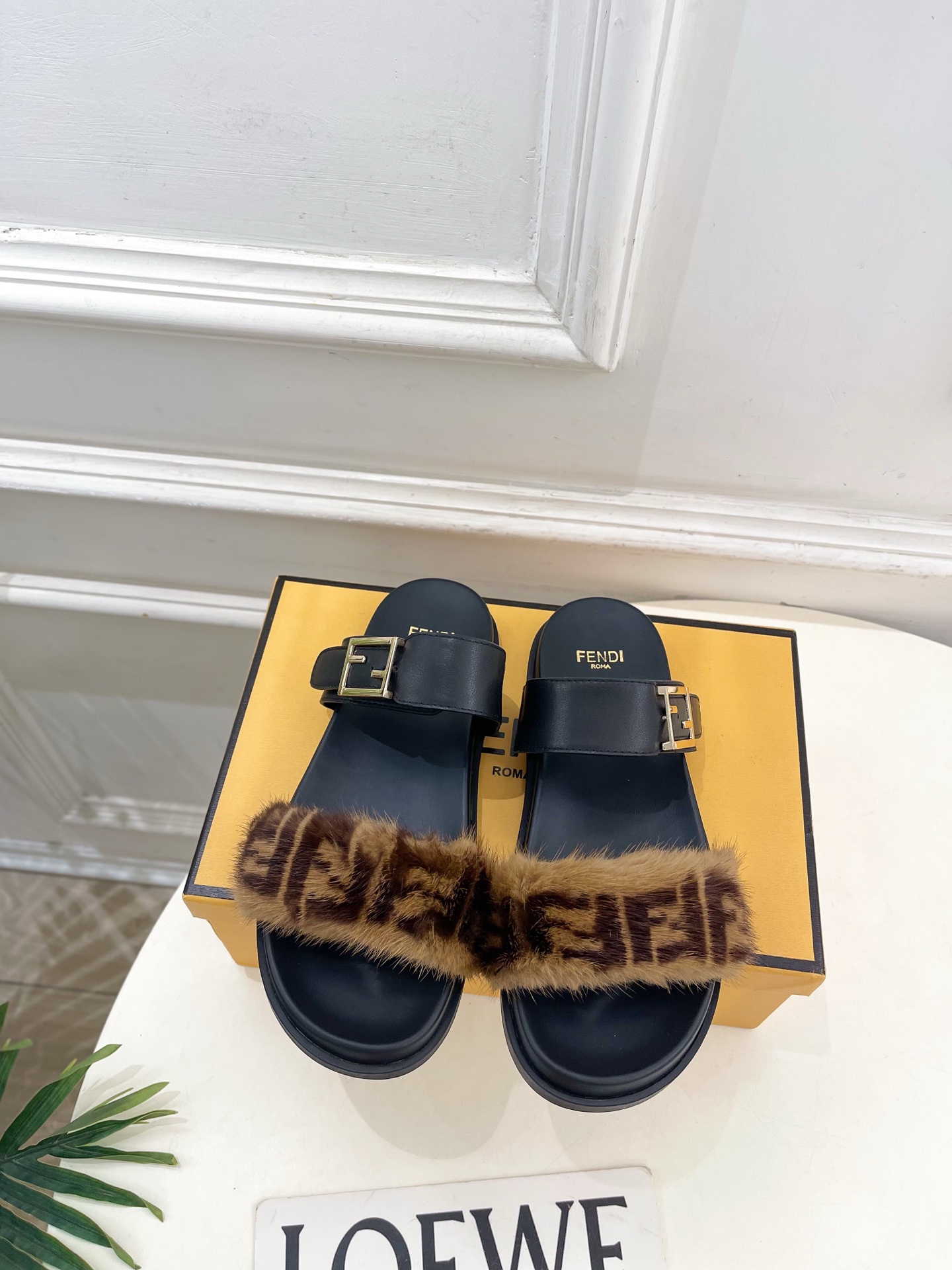 NO:787375,| Fendi 26 2026 Spring and Summer New Products Today’s Recommendation F Family Belt Buckle Flat Casual Slippers Series ~ Upgraded version, the official website of the counter is the first choice of Internet celebrities, the highest version on the market!  Casual, simple, versatile and evergreen style, stylish with any combination, neutral and cool style is a must-have ━━━━━ t ━━━━━ Original custom-made upper of FF fabric/mink lining Imported sheepskin lining Outsole Original molded outsole Heel height 2cm Shoe size: Female 35-39 (customized at 40.41)  Male 39-44 (customized at 45.46) cloth mink hair number 2603031, slippers, fendi, fendi, slippers, sheepskin19860909| 芬迪 26 2026春夏新品 今日推荐 F家皮带扣平底休闲拖鞋 系列～ 升级版 专柜官网同步网红明星首选 市面最高版本！休闲简约百搭长青款,随意搭配都有型,中性酷飒风必入 ━━━━━ t ━━━━━ 鞋面原版定制FF布料/貂毛 内里进口羊皮内里 大底原版开模大底 跟高2cm 鞋码: 女35-39（40.41定制） 男39-44（45.46定制）  布面 貂毛 编号2603031,拖鞋,fendi,fendi,slippers,sheepskin,Women's Shoes