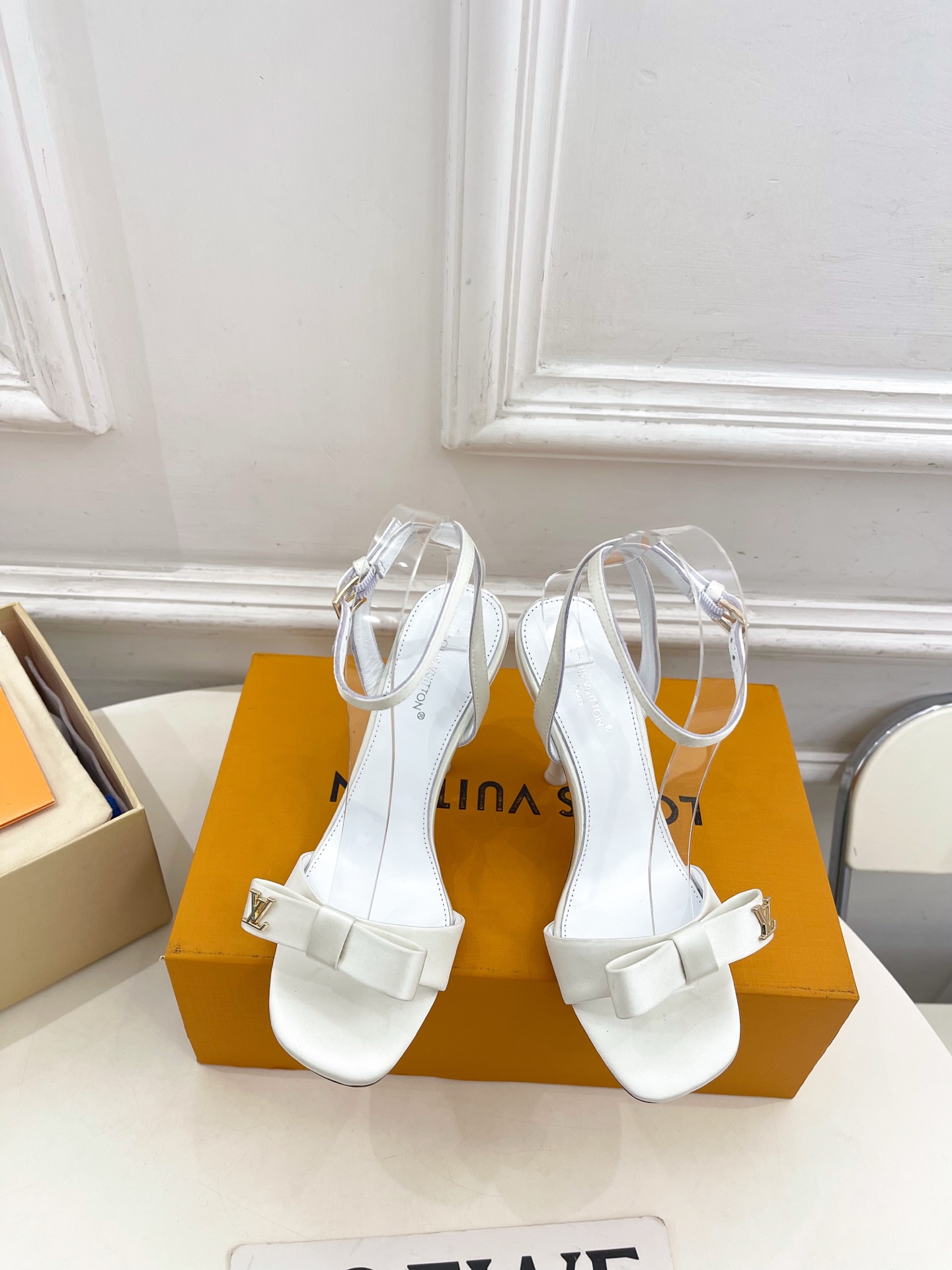 NO:789591,Out of LV | Louis Vuitton 26 2026 spring and summer new products. The top version is the same as the original version. The counter focuses on the latest LV 6AM letter buckle cat heel high-heeled sandals. New hard goods. BS purchasing level!  Full of high-end feel!  A popular model among bloggers at home and abroad, it is retro, fashionable and looks great on your feet!  Official website main recommendation★ ━━━━━ t ━━━━━ Original high-customized silk upper, imported sheepskin lining, original Italian leather outsole, heel height 9.5cm, shoe size: 35-39 (34, 40, 41, 42 customized), high-heeled shoes and slippers, louis vuitton, louis  vuitton,sandals,high heels,slippers,sheepskin,real silk,Leather soles19860909出 LV | 路易威登 26 2026春夏新品 顶级版本原版一致 专柜主打最新款LV 6AM 字母扣猫跟高跟凉鞋 硬货上新 BS代购级别！高级感十足！国内外博主刷爆的一款,复古又时髦上脚美炸了！官网主推款★ ━━━━━ t ━━━━━ 鞋面原版高定制真丝 内里进口羊皮里 大底原版意大利真皮大底 跟高 9.5cm 鞋码: 35-39（34、40、41、42定制）,高跟鞋拖鞋,louis vuitton,louis vuitton,sandals,high heels,slippers,sheepskin,real silk,Leather soles,Women's Shoes