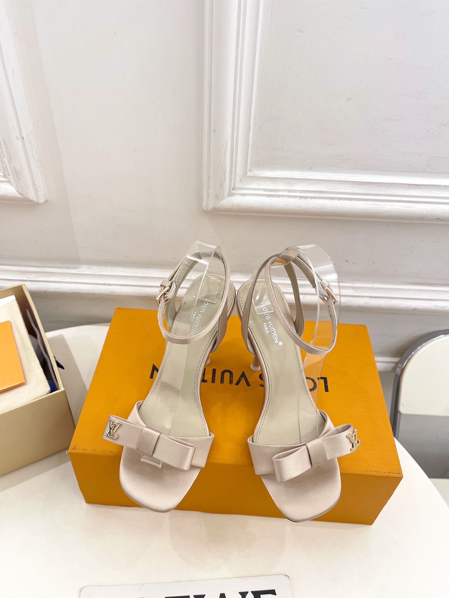 NO:787389,LV | Louis Vuitton 26 2026 spring and summer new products. The top version is the same as the original version. The counter focuses on the latest LV 6AM letter buckle cat heel high-heeled sandals. New hard goods. BS purchasing level!  Full of high-end feel!  A popular model among bloggers at home and abroad, it is retro, fashionable and looks great on your feet!  Official website main recommendation★ ━━━━━t ━━━━━ Original high-customized silk upper, imported sheepskin lining, original Italian leather outsole, heel height 9.5cm, shoe size: 35-39 (34, 40, 41, 42 customized) No. 2603007, high-heeled sandals, louis  vuitton,louis vuitton,sandals,high heels,sheepskin,real silk,Leather soles19860909LV | 路易威登 26 2026春夏新品 顶级版本原版一致 专柜主打最新款LV 6AM 字母扣猫跟高跟凉鞋 硬货上新 BS代购级别！高级感十足！国内外博主刷爆的一款,复古又时髦上脚美炸了！官网主推款★ ━━━━━ t ━━━━━ 鞋面原版高定制真丝 内里进口羊皮里 大底原版意大利真皮大底 跟高 9.5cm 鞋码: 35-39（34、40、41、42定制） 编号2603007,高跟鞋凉鞋,louis vuitton,louis vuitton,sandals,high heels,sheepskin,real silk,Leather soles,Women's Shoes