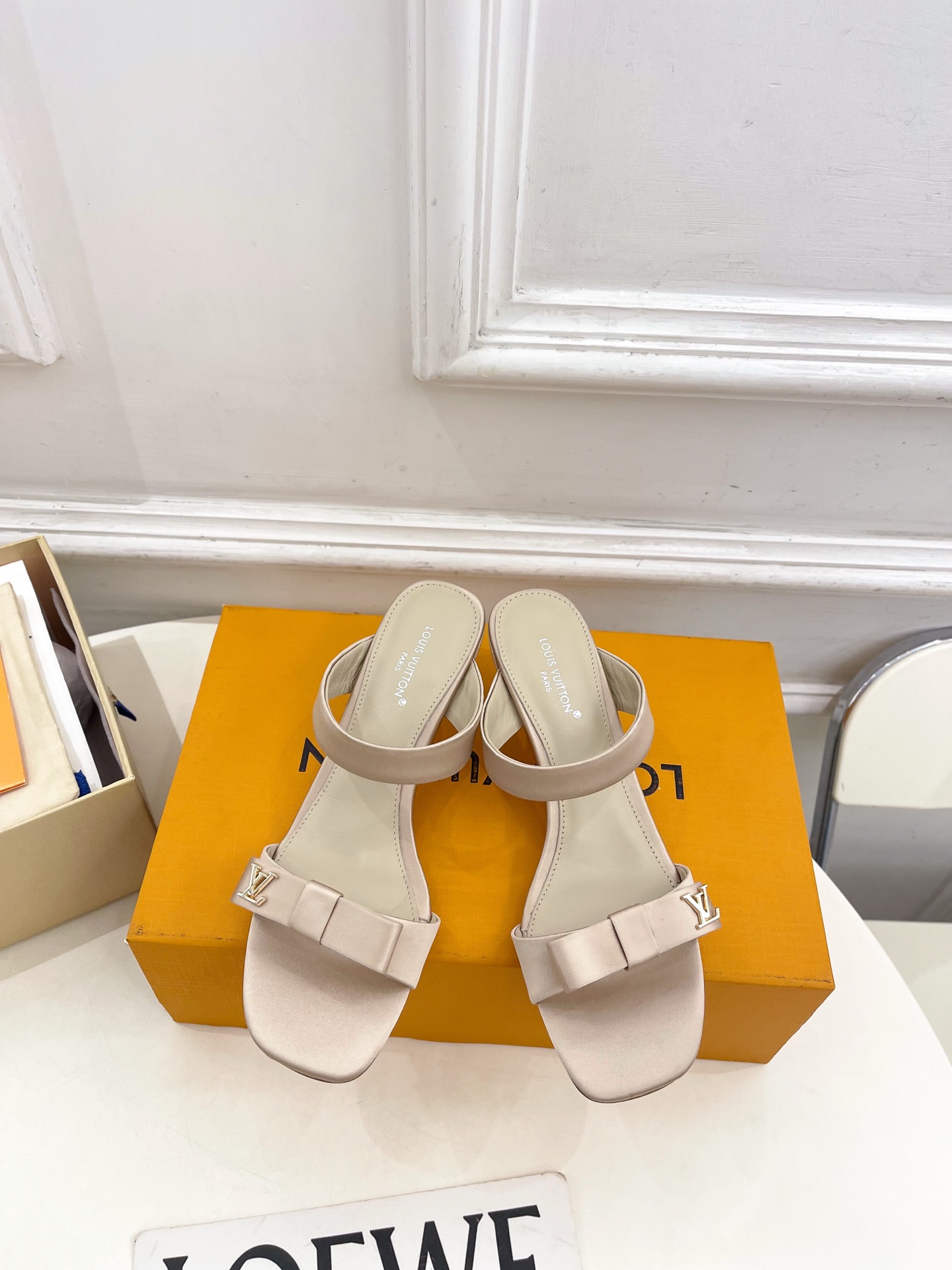 NO:789594,LV | Louis Vuitton 26 new products for spring and summer 2026. The top version is the same as the original version. The counter focuses on the latest LV 6AM letter buckle cat heel high-heeled sandals. New hard goods. BS purchasing level!  Full of high-end feel!  A popular model among bloggers at home and abroad, it is retro, fashionable and looks great on your feet!  Official website main recommendation★ ━━━━━ t ━━━━━ Original high-customized silk upper, imported sheepskin lining, original Italian leather outsole, heel height 9.5cm, shoe size: 35-39 (34, 40, 41, 42 customized), high-heeled shoes and slippers, louis vuitton, louis  vuitton,sandals,high heels,slippers,sheepskin,real silk,Leather soles19860909LV | 路易威登 26 出 2026春夏新品 顶级版本原版一致 专柜主打最新款LV 6AM 字母扣猫跟高跟凉鞋 硬货上新 BS代购级别！高级感十足！国内外博主刷爆的一款,复古又时髦上脚美炸了！官网主推款★ ━━━━━ t ━━━━━ 鞋面原版高定制真丝 内里进口羊皮里 大底原版意大利真皮大底 跟高 9.5cm 鞋码: 35-39（34、40、41、42定制）,高跟鞋拖鞋,louis vuitton,louis vuitton,sandals,high heels,slippers,sheepskin,real silk,Leather soles,Women's Shoes