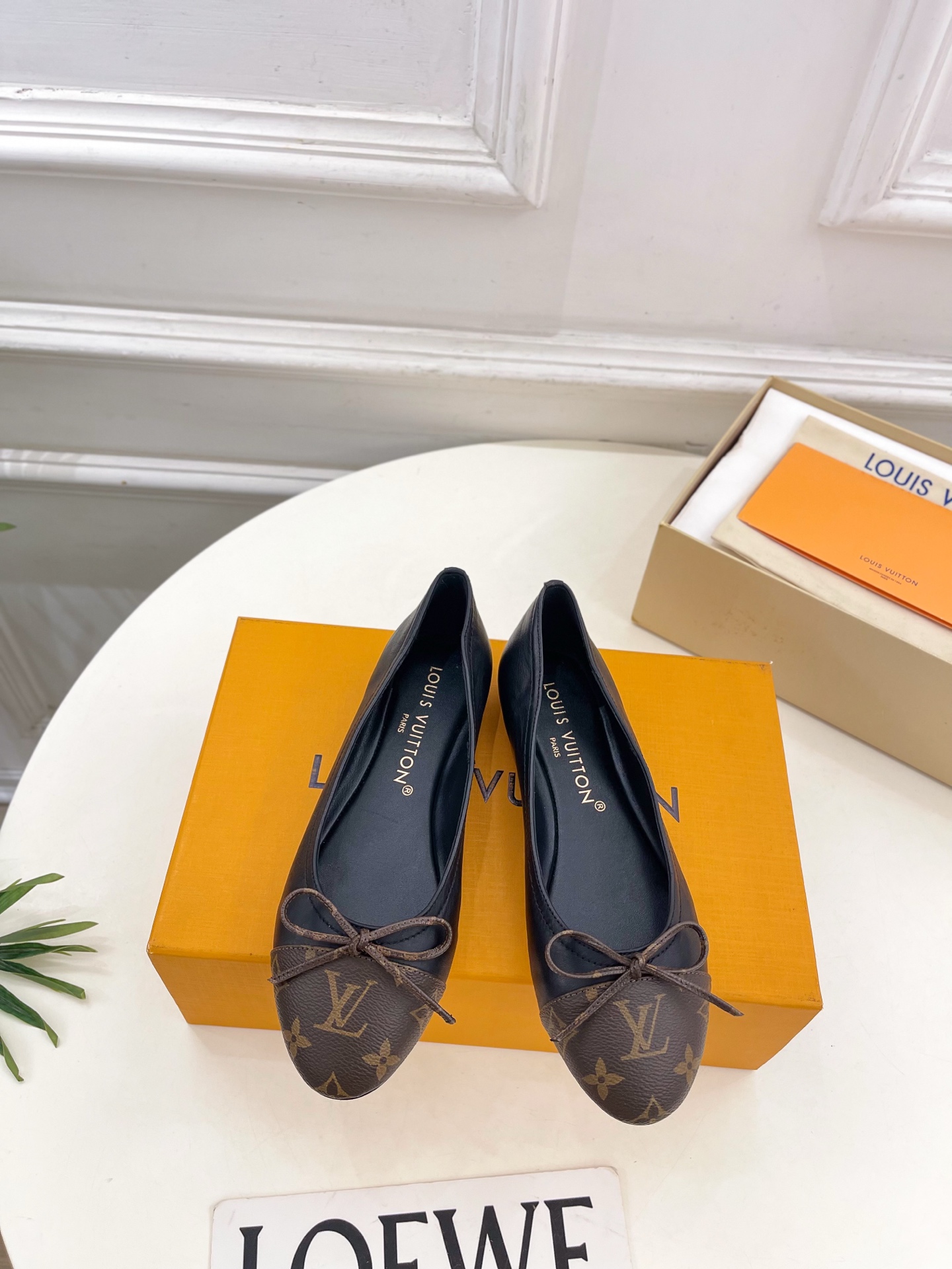 NO:787386,LV | Louis Vuitton 26 2026 spring and summer new products. The top version is the same as the original version. The counter focuses on the latest LV presbyopia bow ballet flats. Hard goods are new. BS purchasing level!  Full of high-end feel!  A popular model among bloggers at home and abroad, it is retro, fashionable and looks great on your feet!  Official website main recommendation★ ━━━━━ t ━━━━━ Original high-customized presbyopia leather upper, imported sheepskin lining, original Italian leather outsole, shoe size: 35-39 (customized at 40.41.42), ballet shoes, louis vuitton, louis vuitton, flats, sheepskin, Leather soles19860909LV | 路易威登 26 2026春夏新品 顶级版本原版一致 专柜主打最新款LV老花蝴蝶结芭蕾舞平底鞋 硬货上新 BS代购级别！高级感十足！国内外博主刷爆的一款,复古又时髦上脚美炸了！官网主推款★ ━━━━━ t ━━━━━ 鞋面原版高定制老花皮 内里进口羊皮里 大底原版意大利真皮大底 鞋码: 35-39（40.41.42定制）,芭蕾舞鞋,louis vuitton,louis vuitton,flats,sheepskin,Leather soles,Women's Shoes