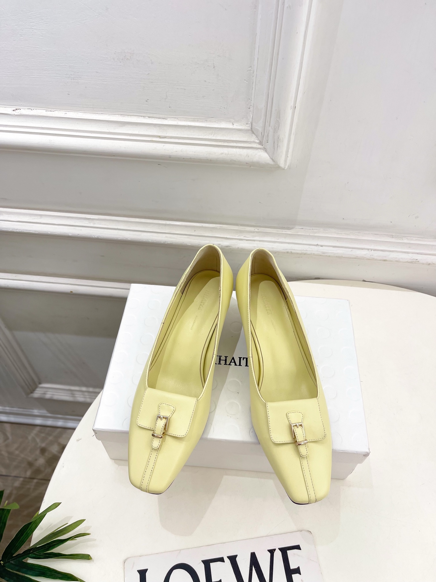 NO:787383,Khaite 2026 spring and summer new minimalist metal buckle square-toe shoes ———————— As the most popular designer brand in the past two years, the design is simple, the details are clever, fresh and refined!  If you don’t want to hit the streets with random styles, you can check out this brand. It’s relatively niche but is so easy to match. You can see this brand everywhere on Instagram and Xiaohongshu!  BS original version customized one to one!  Original specific cowhide/ostrich pattern upper, imported hybrid sheepskin lining, original custom-made leather outsole, heel height 5cm, size 35~39 (40.41 custom made, non-returnable) No. 2603045, high heels, single shoes, high heels, cowhide, sheepskin, Leather soles19860909Khaite 2026春夏新品极简金属扣方头单鞋 ————————— 作为这两年最受欢迎的设计师牌,设计简单、细节巧妙、清新脱俗！ 不想满大街撞款的可以看看这个品牌,比较小众却又是那么好搭配,ins、小红书随处可见这个品牌的身影 ！BS原版一比一定制！ 鞋面原版特定牛皮/鸵鸟纹 内里进口混种羊皮 大底原版定制真皮大底 跟高5cm 码数35~39(40.41订做不退换） 编号2603045,高跟鞋单鞋,high heels,cowhide,sheepskin,Leather soles,Women's Shoes