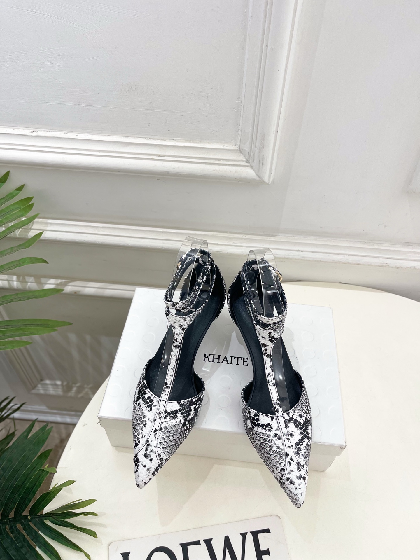 NO:787380,Khaite 2026 spring and summer new product T-shaped pointed cat heel sandals ———————— As the most popular designer brand in the past two years, the design is simple, the details are clever, fresh and refined!  If you don’t want to hit the streets with random styles, you can check out this brand. It’s relatively niche but is so easy to match. You can see this brand everywhere on Instagram and Xiaohongshu!  BS original version customized one to one!  Original specific leather upper, imported hybrid sheepskin lining, original custom-made leather outsole, heel height 5cm, size 35-39 (40.41 custom made, non-returnable) No. 2603045, high heels sandals, sandals, high heels, sheepskin, Leather soles19860909Khaite 2026春夏新品T字带尖头猫跟凉鞋 ————————— 作为这两年最受欢迎的设计师牌,设计简单、细节巧妙、清新脱俗！ 不想满大街撞款的可以看看这个品牌,比较小众却又是那么好搭配,ins、小红书随处可见这个品牌的身影 ！BS原版一比一定制！ 鞋面原版特定皮面 内里进口混种羊皮 大底原版定制真皮大底 跟高5cm 码数35-39(40.41订做不退换） 编号2603045,高跟鞋凉鞋,sandals,high heels,sheepskin,Leather soles,Women's Shoes