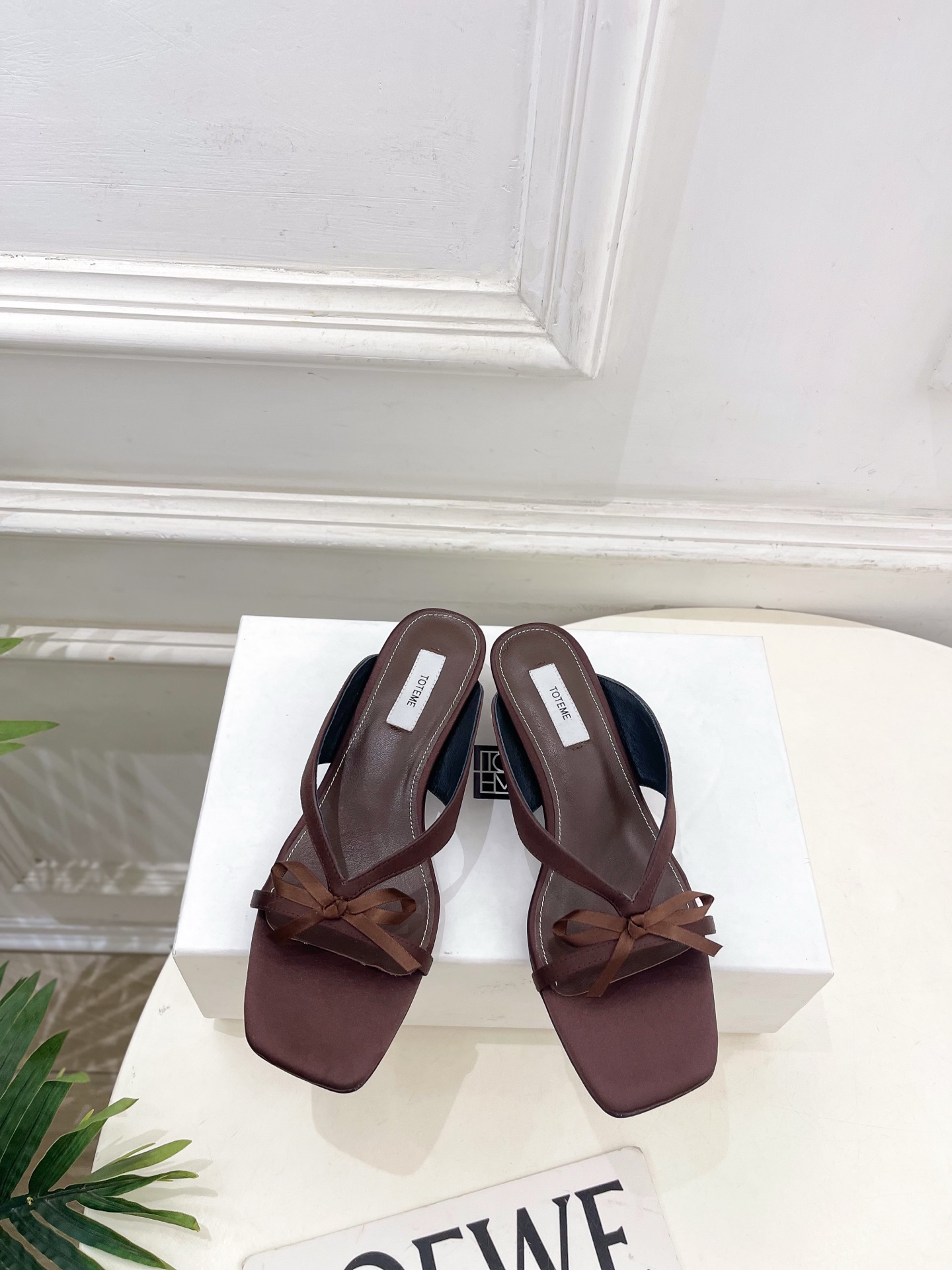 NO:787377,Toteme 2026 spring and summer new product minimalist retro bow cat heel slippers ————————— As the most popular designer brand in the past two years, the design is simple, the details are clever, fresh and refined!  If you don’t want to hit the streets with random styles, you can check out this brand. It’s relatively niche but is so easy to match. You can see this brand everywhere on Instagram and Xiaohongshu!  BS original version customized one to one!  Original specific silk fabric for the upper, imported lambskin lining, original leather outsole imported from Italy, heel height 3.5cm, size 35-39 (40.41 custom made, non-returnable) No. 2603045, split-toe shoes, slippers, sheepskin, real silk, Leather soles19860909Toteme 2026春夏新品 极简复古蝴蝶结猫跟拖鞋 ————————— 作为这两年最受欢迎的设计师牌,设计简单、细节巧妙、清新脱俗！ 不想满大街撞款的可以看看这个品牌,比较小众却又是那么好搭配,ins、小红书随处可见这个品牌的身影 ！BS原版一比一定制！ 鞋面原版特定真丝面料 内里进口小羊皮 大底原版意大利进口真皮大底 跟高3.5cm 码数35-39(40.41订做不退换） 编号2603045,分趾鞋,slippers,sheepskin,real silk,Leather soles,Women's Shoes